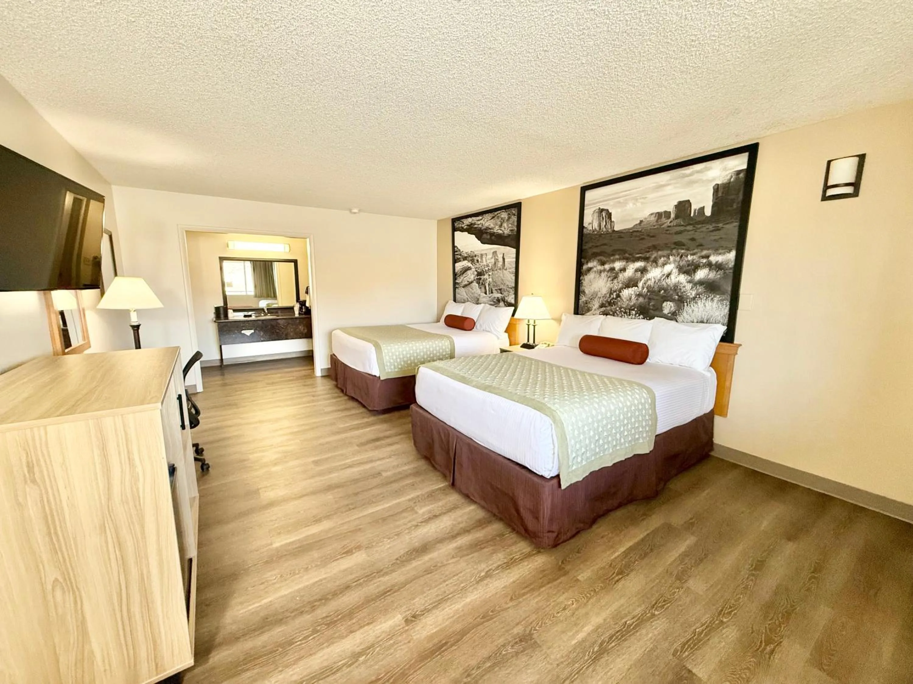 Bedroom, Bed in Super 8 by Wyndham Salina/Scenic Hills Area