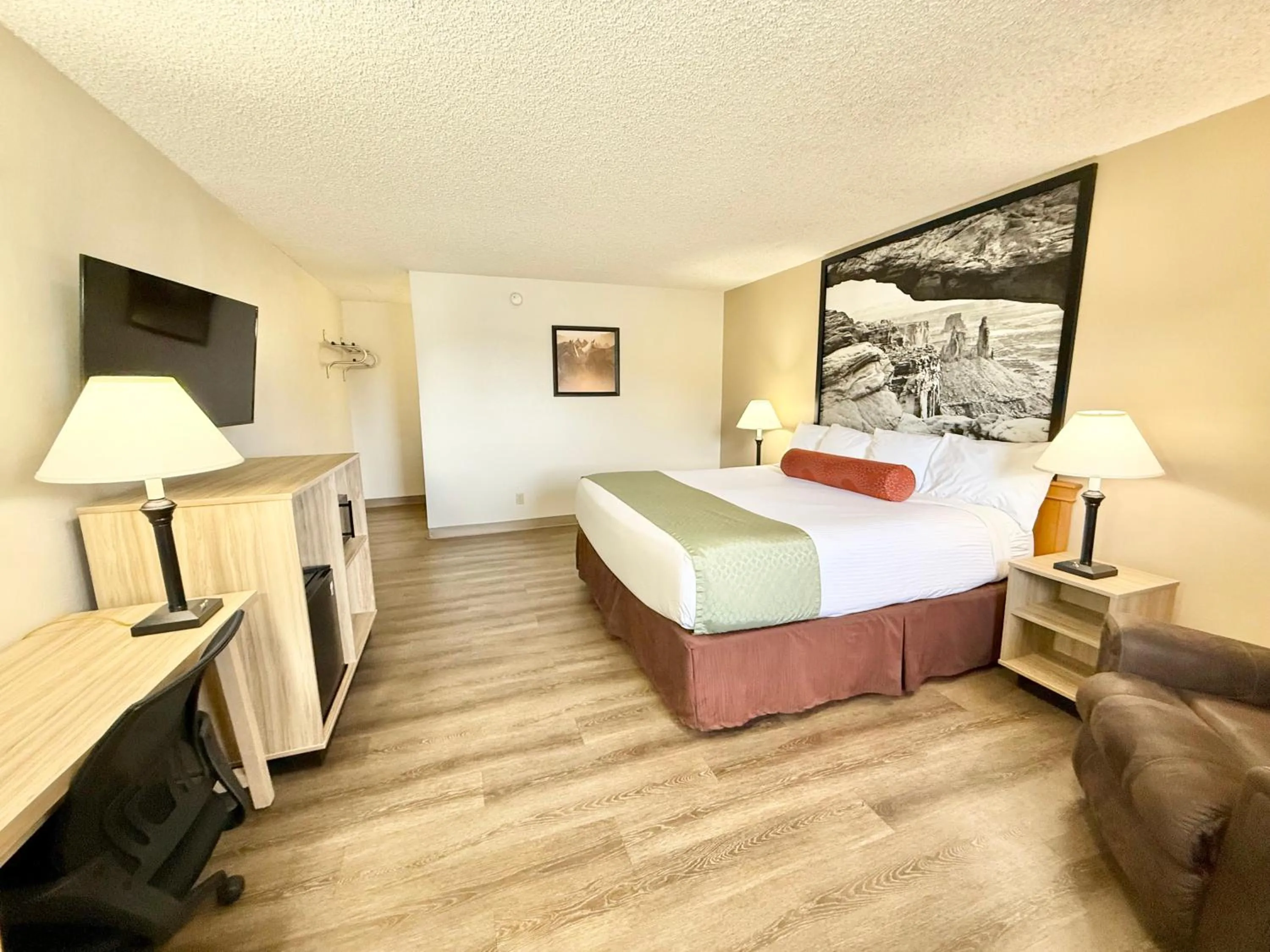 Bedroom, Bed in Super 8 by Wyndham Salina/Scenic Hills Area