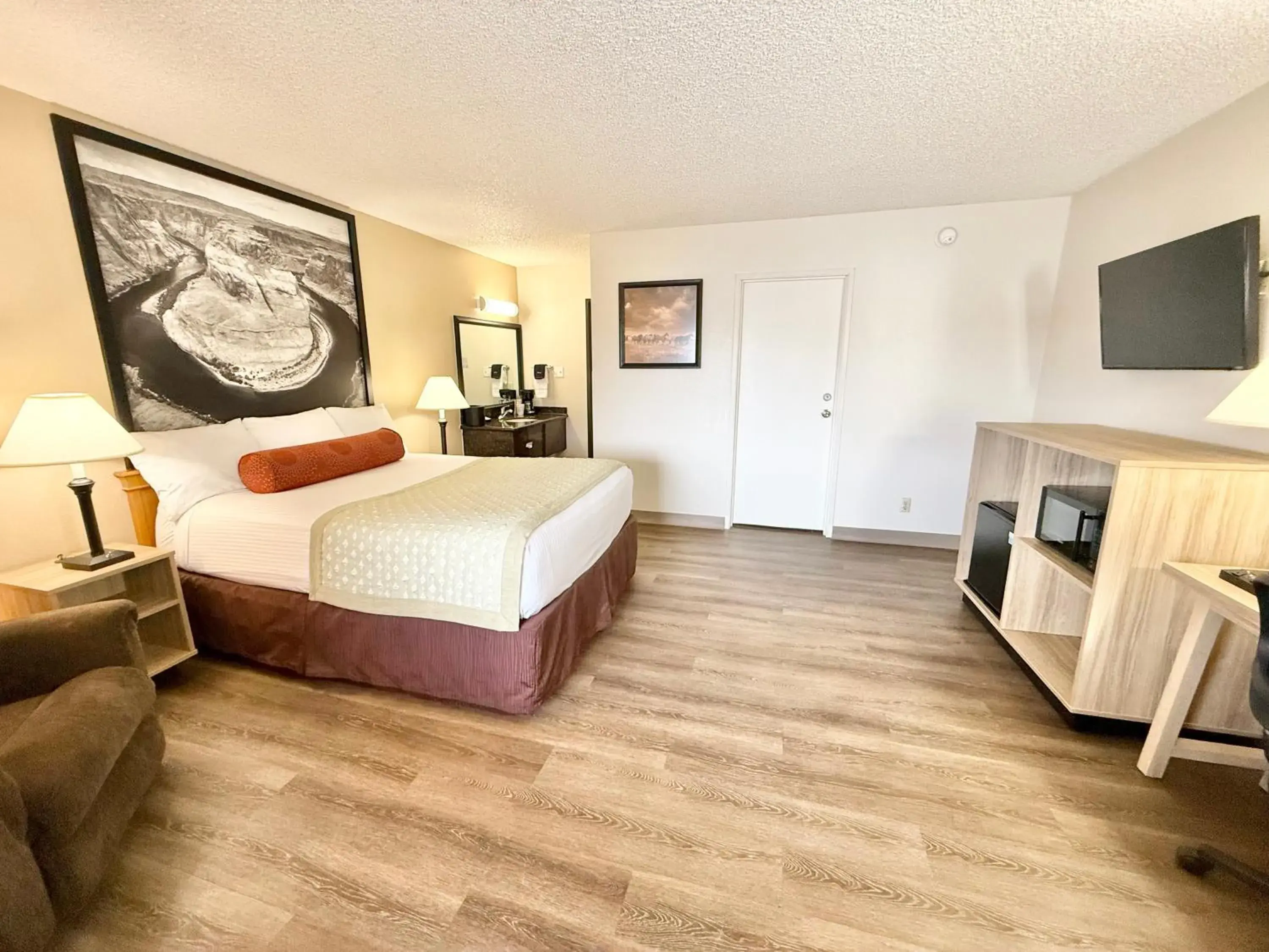 Bedroom, Bed in Super 8 by Wyndham Salina/Scenic Hills Area Bedroom, Bed in Super 8 by Wyndham Salina/Scenic Hills Area