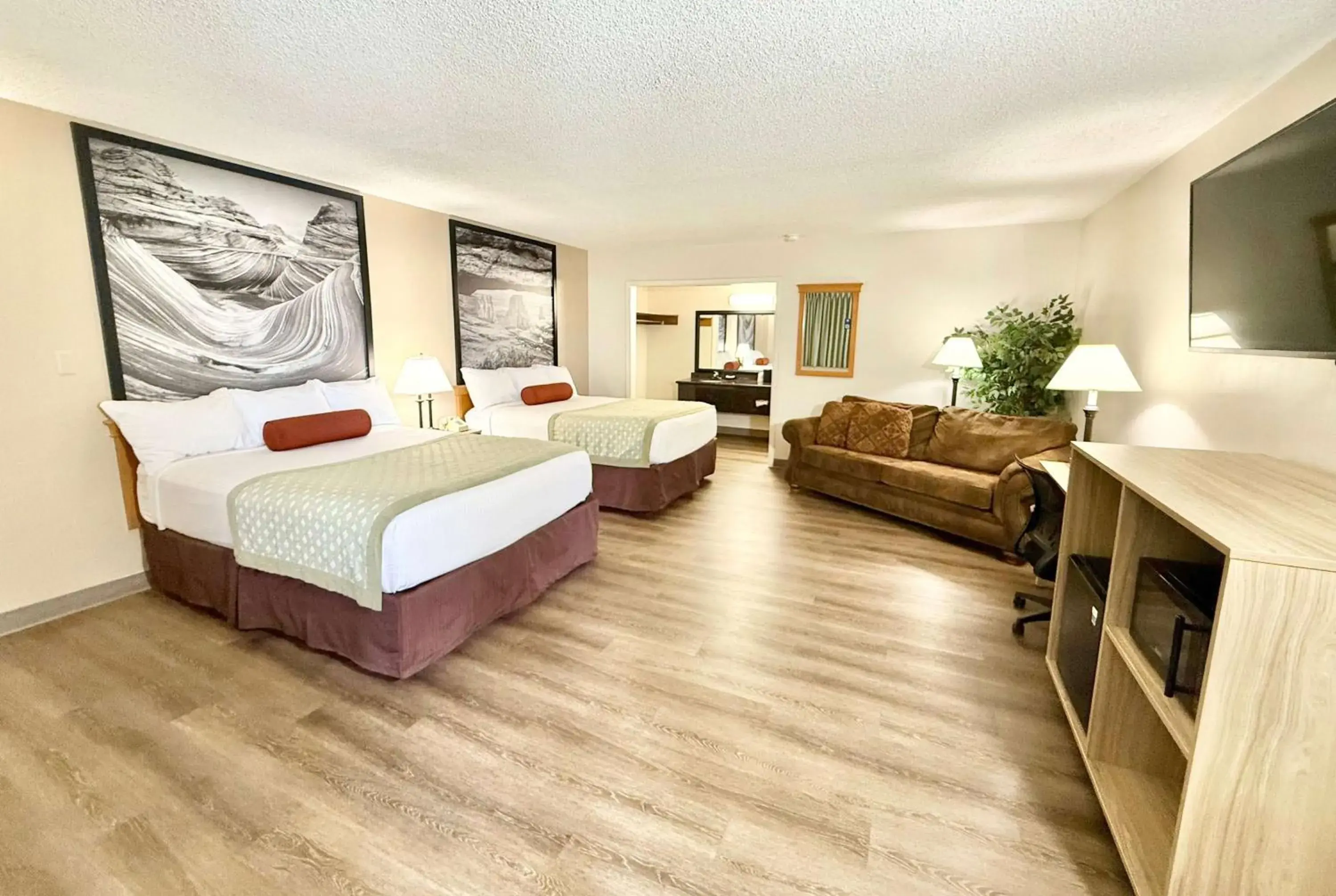 Queen Suite with Two Queen Beds - Non-Smoking in Super 8 by Wyndham Salina/Scenic Hills Area Queen Suite with Two Queen Beds - Non-Smoking in Super 8 by Wyndham Salina/Scenic Hills Area