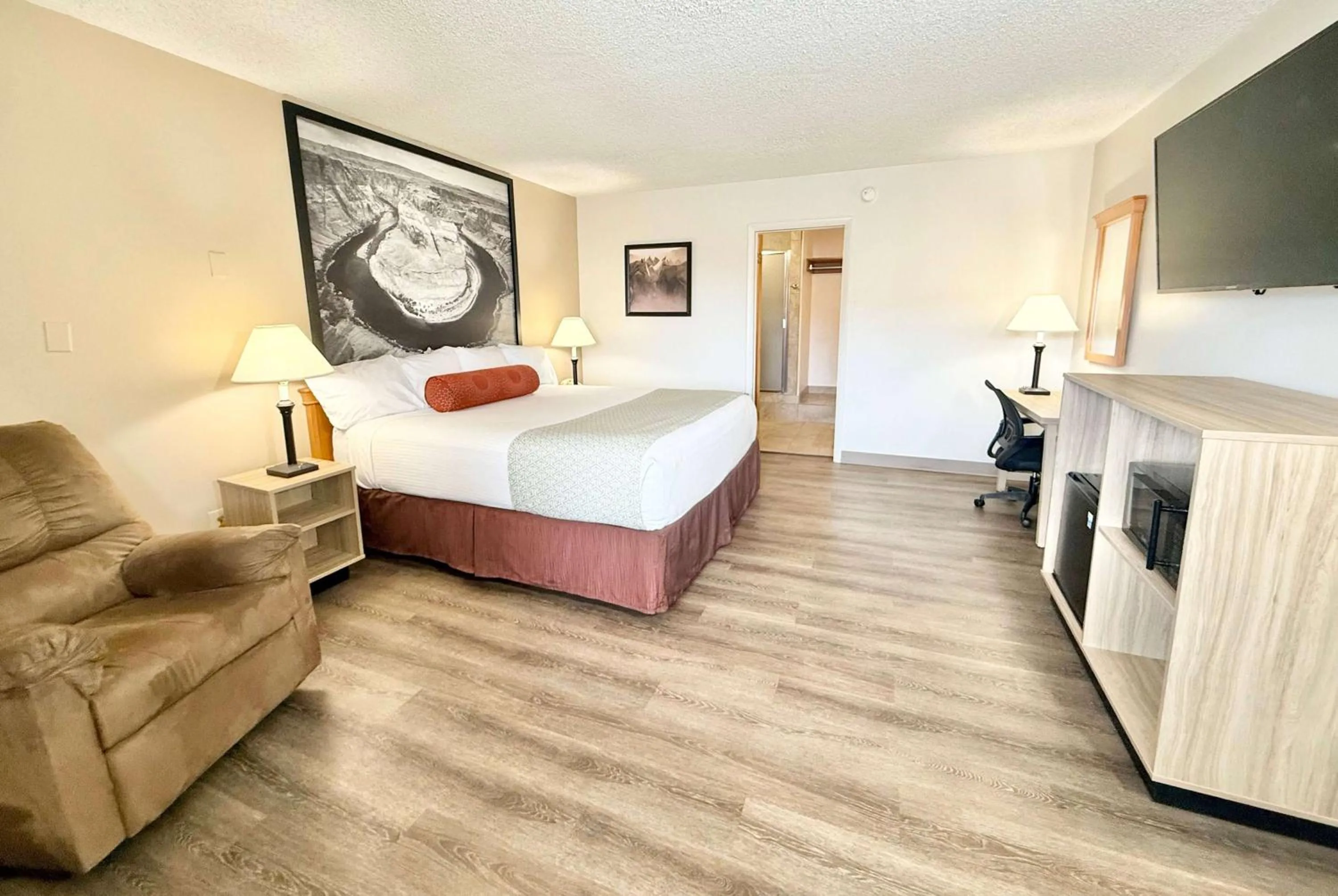 Photo of the whole room, Bed in Super 8 by Wyndham Salina/Scenic Hills Area