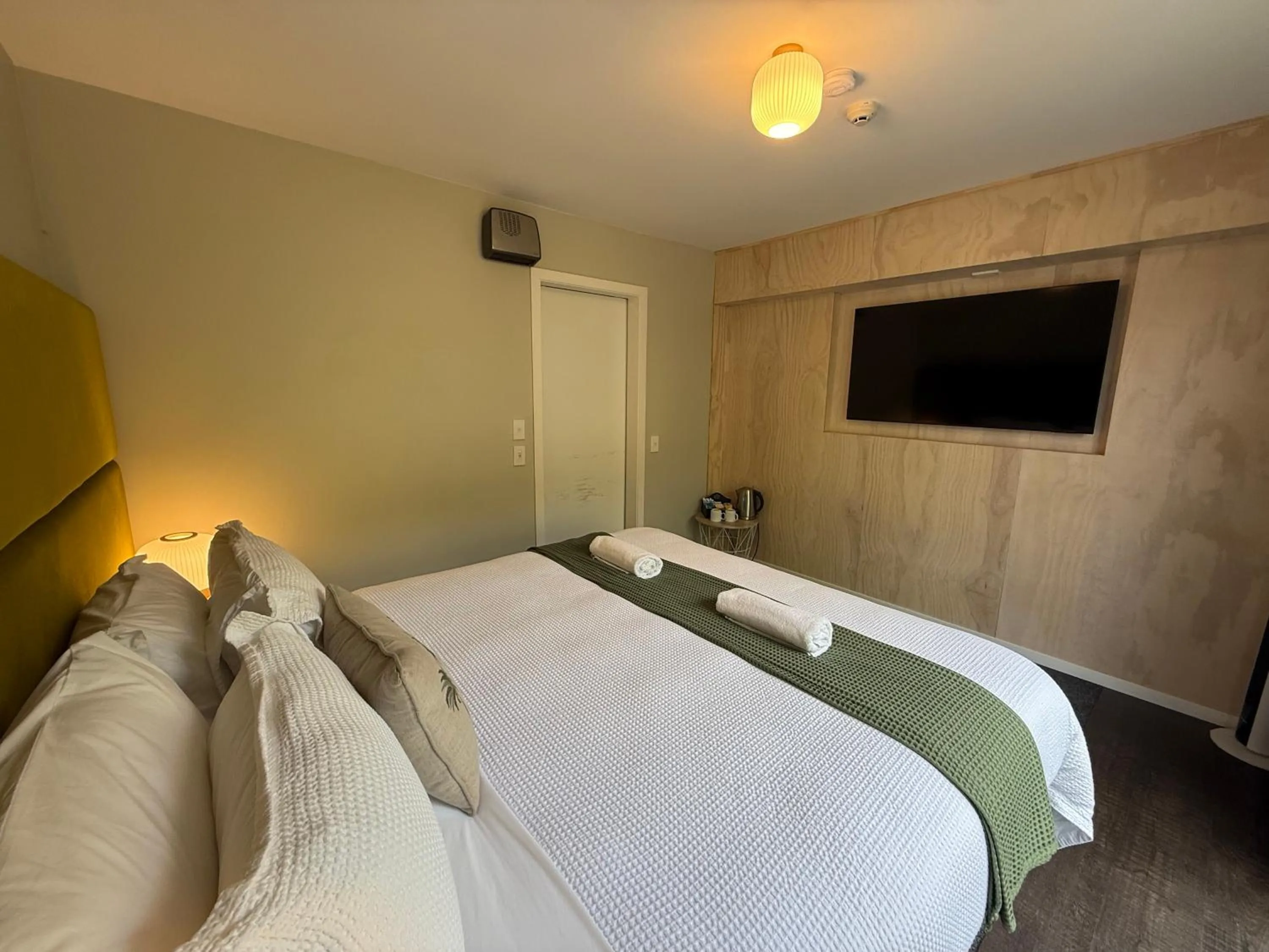 Bed in Rainforest Retreat