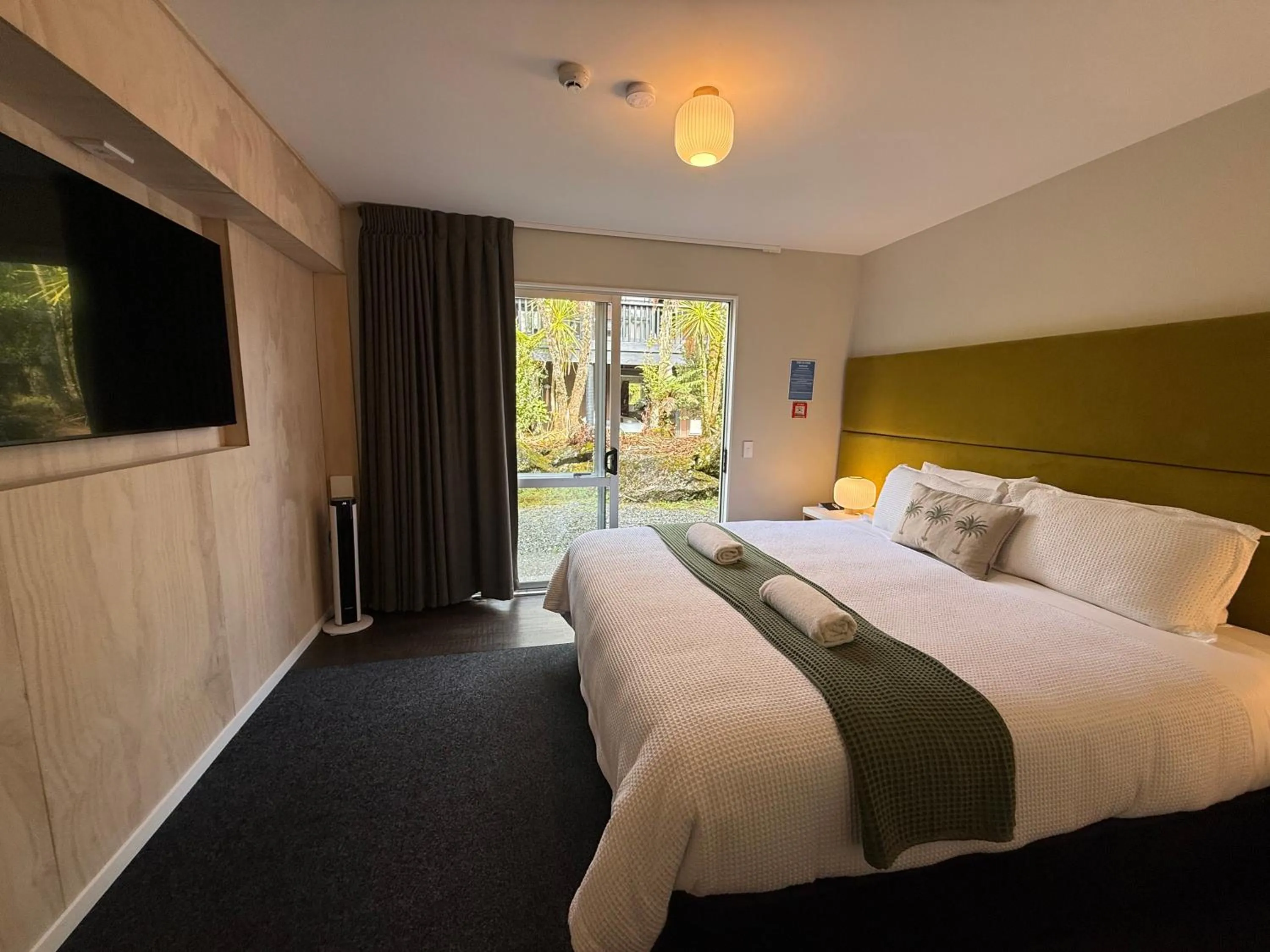 Bed in Rainforest Retreat