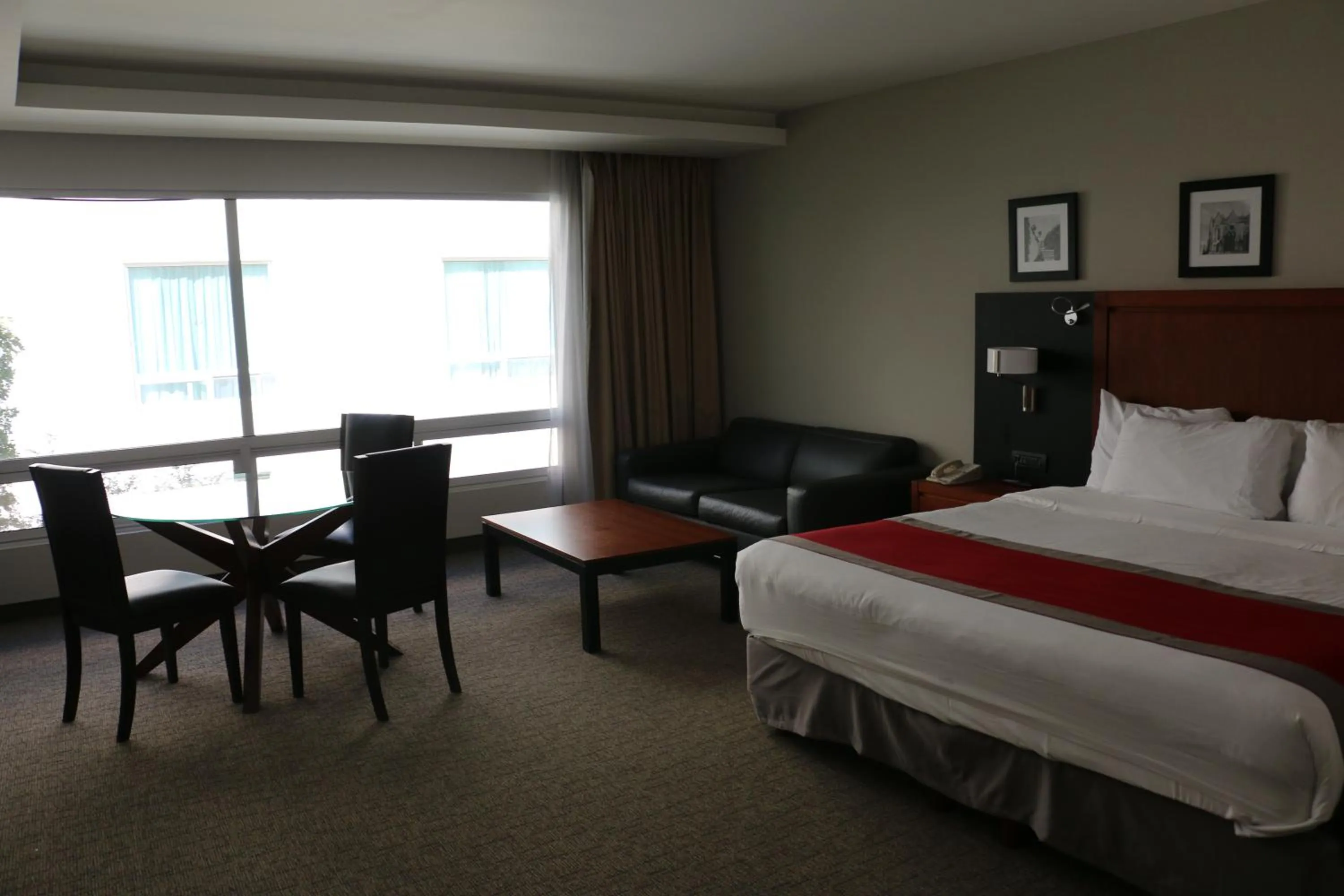 Photo of the whole room, Bed in Radisson Poliforum Plaza Hotel Leon