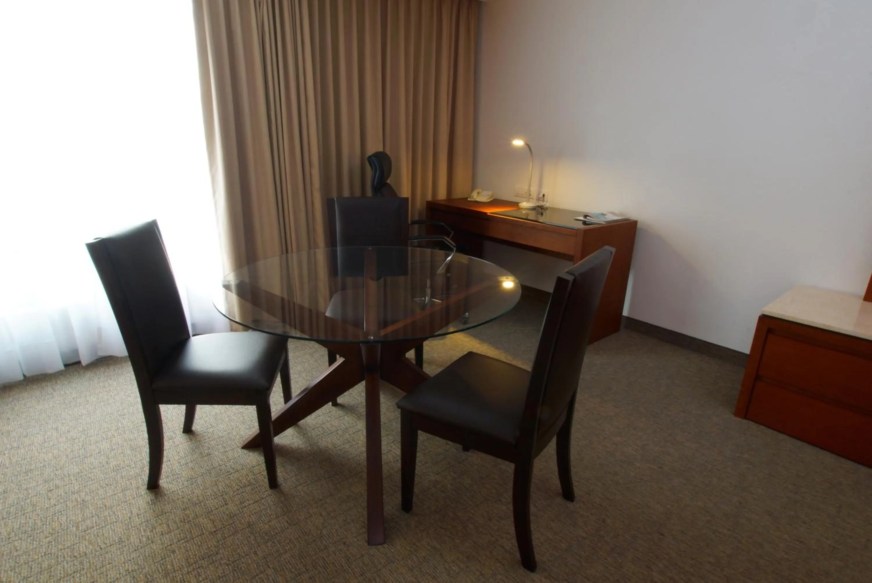 Seating area in Radisson Poliforum Plaza Hotel Leon