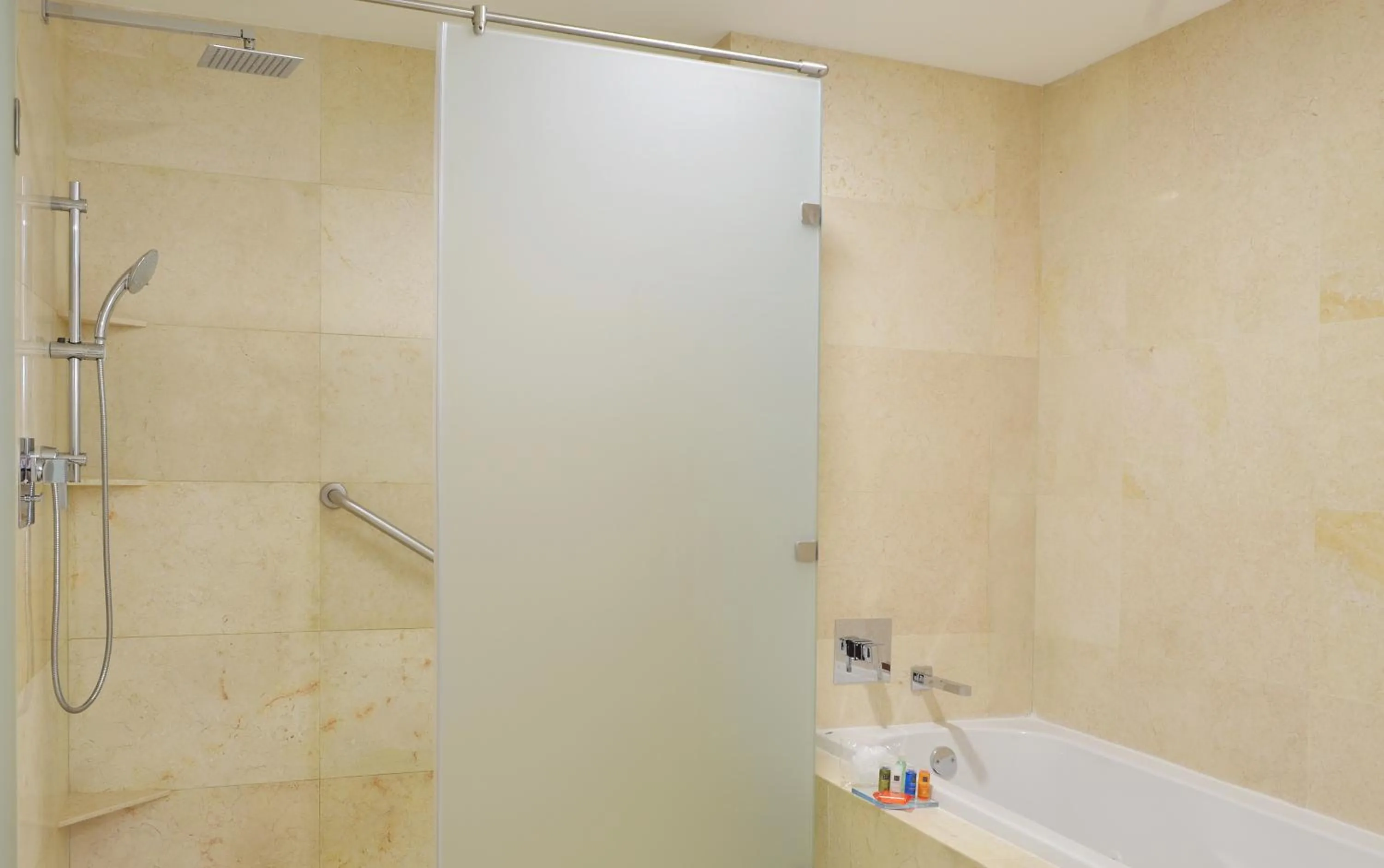 Shower in Radisson Poliforum Plaza Hotel Leon