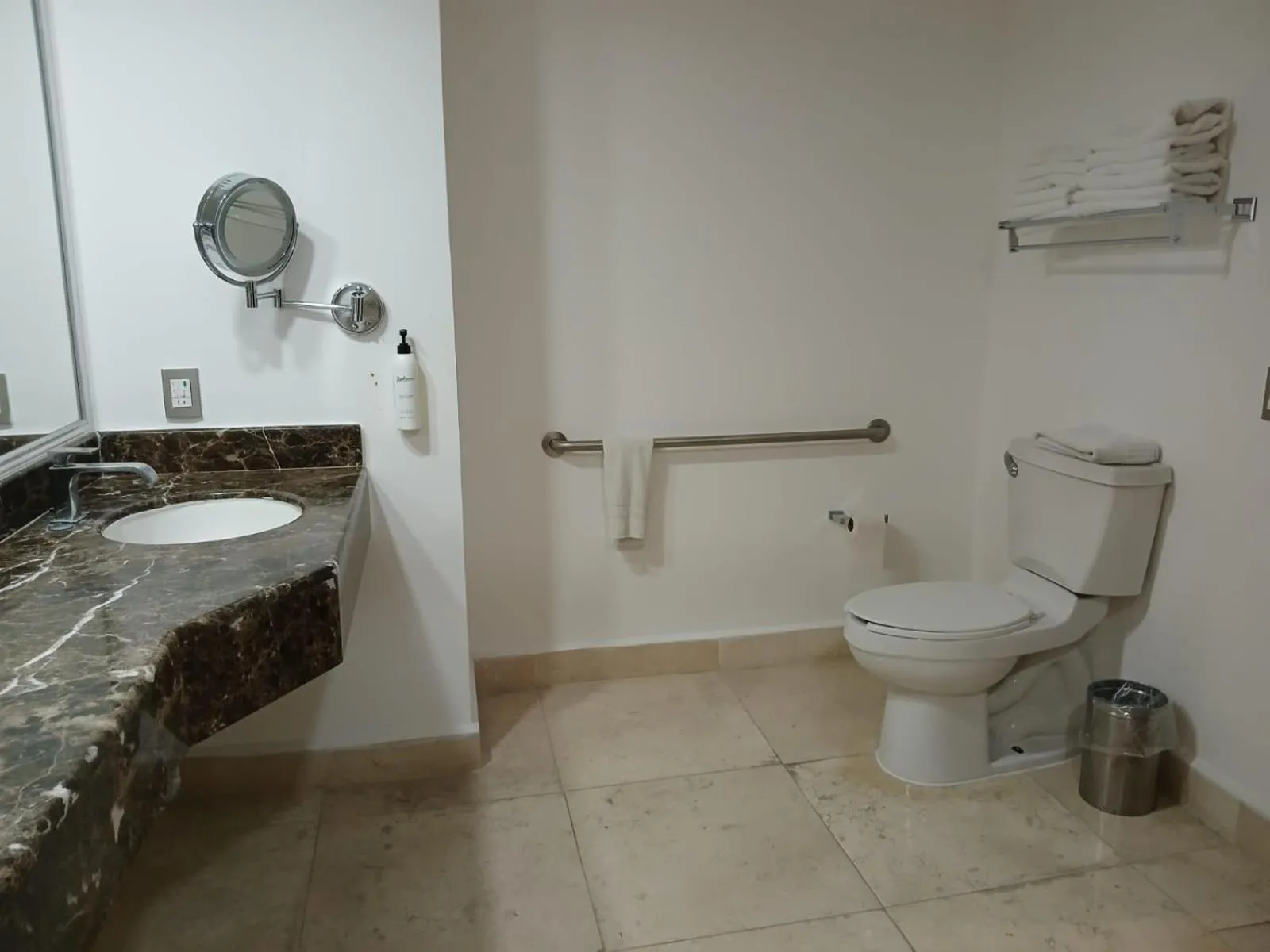 Bathroom in Radisson Poliforum Plaza Hotel Leon