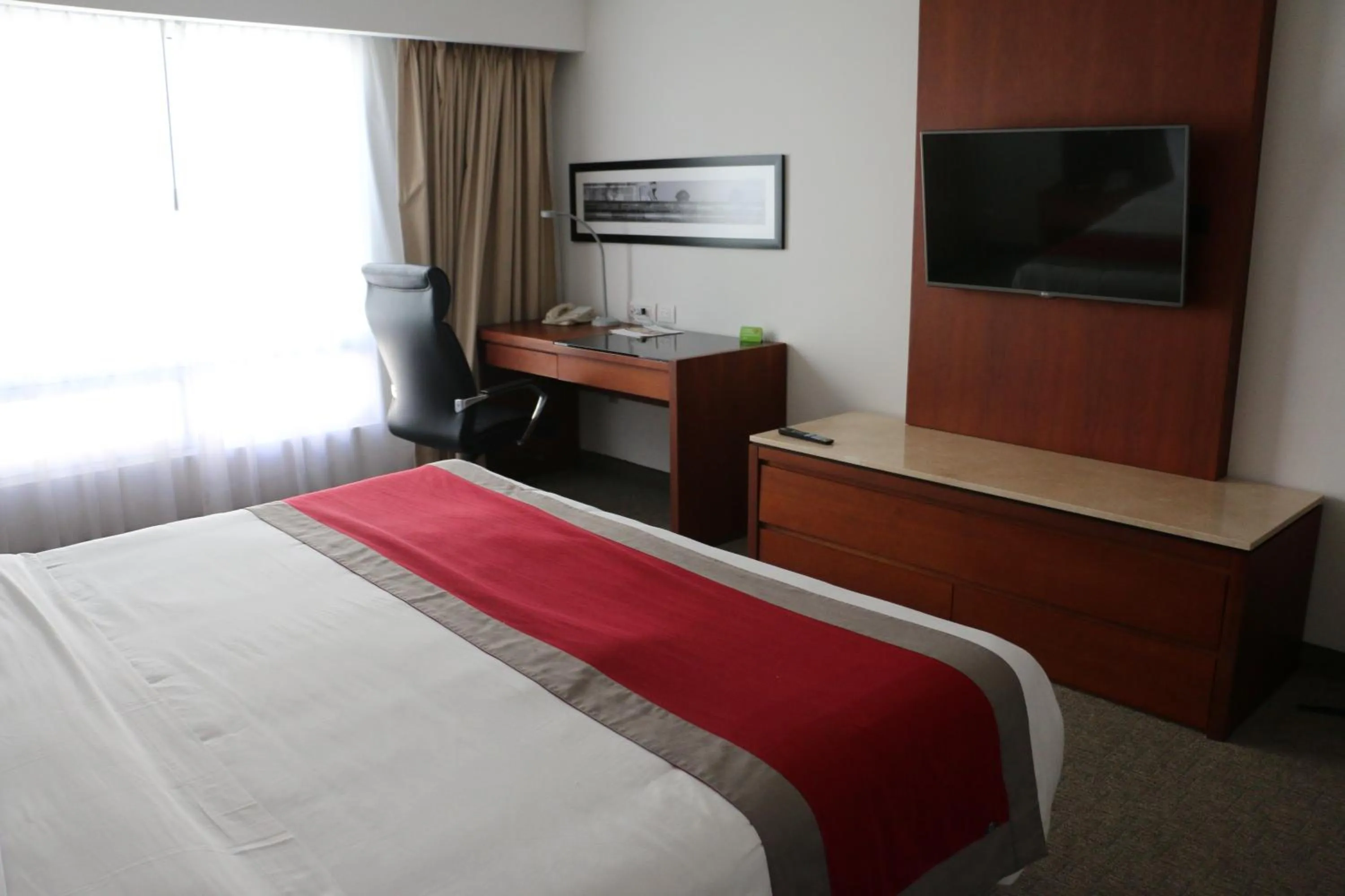 TV and multimedia, Bed in Radisson Poliforum Plaza Hotel Leon