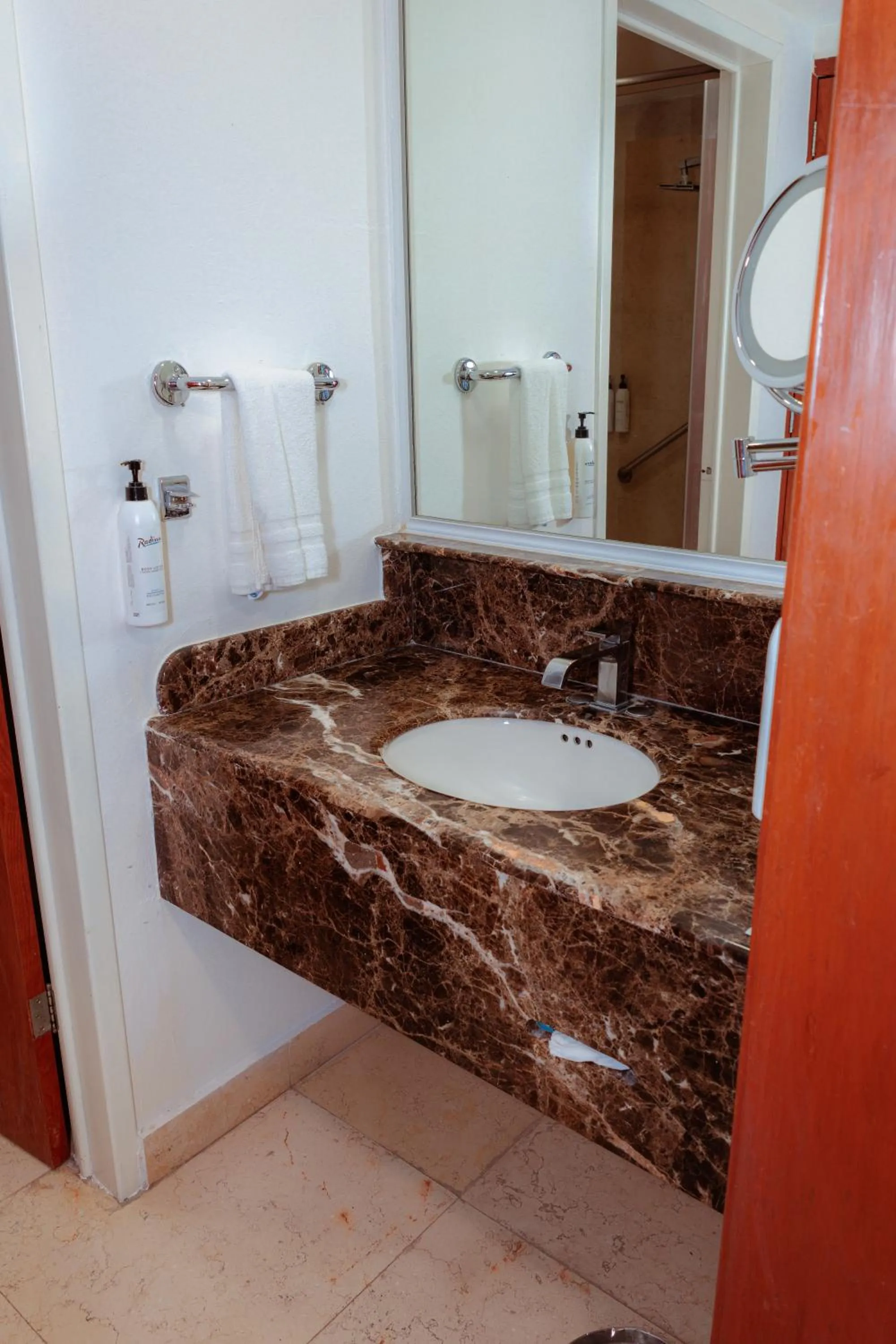 Toilet in Radisson Poliforum Plaza Hotel Leon