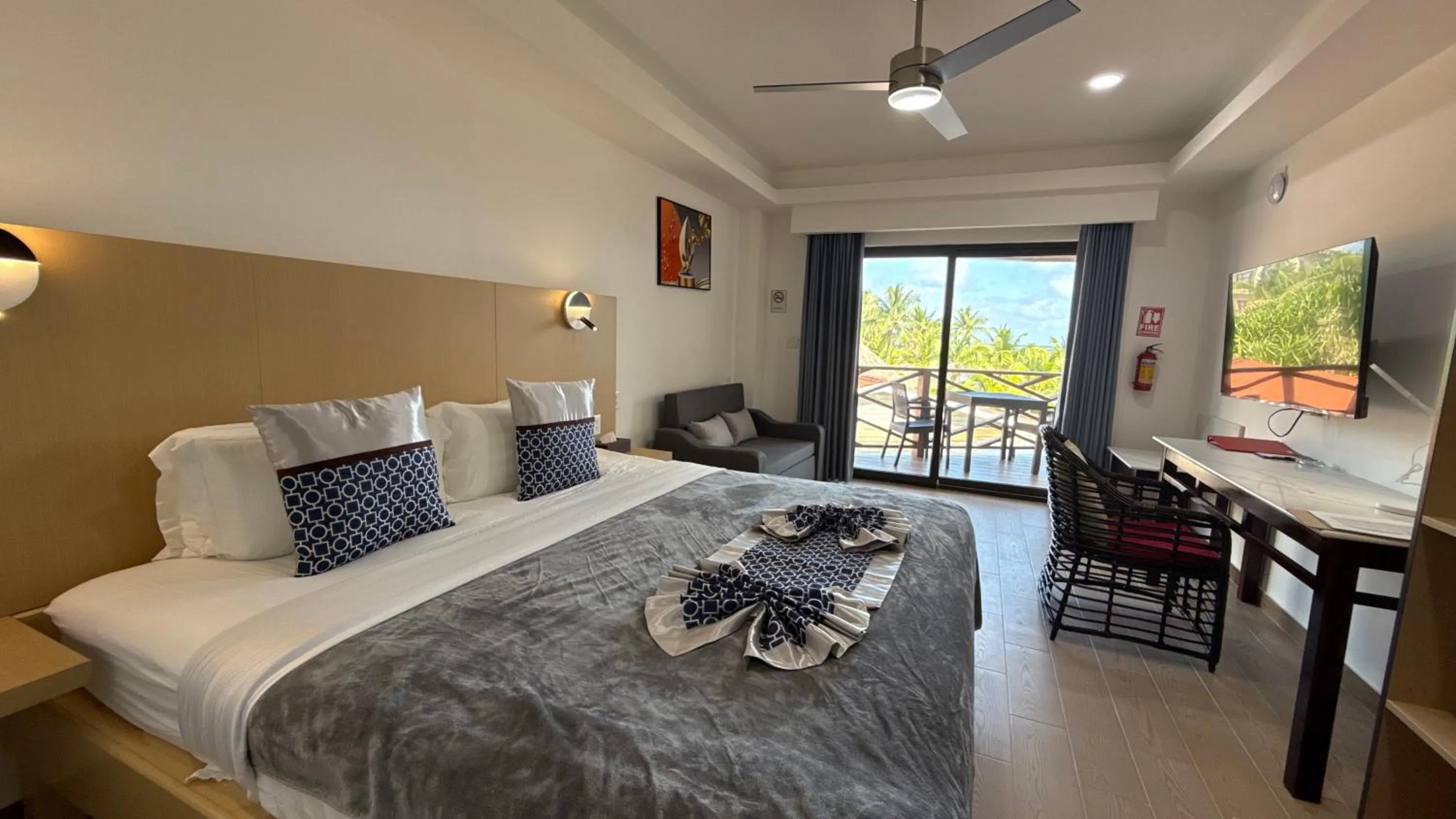 Photo of the whole room, Bed in Captain Morgan's Retreat