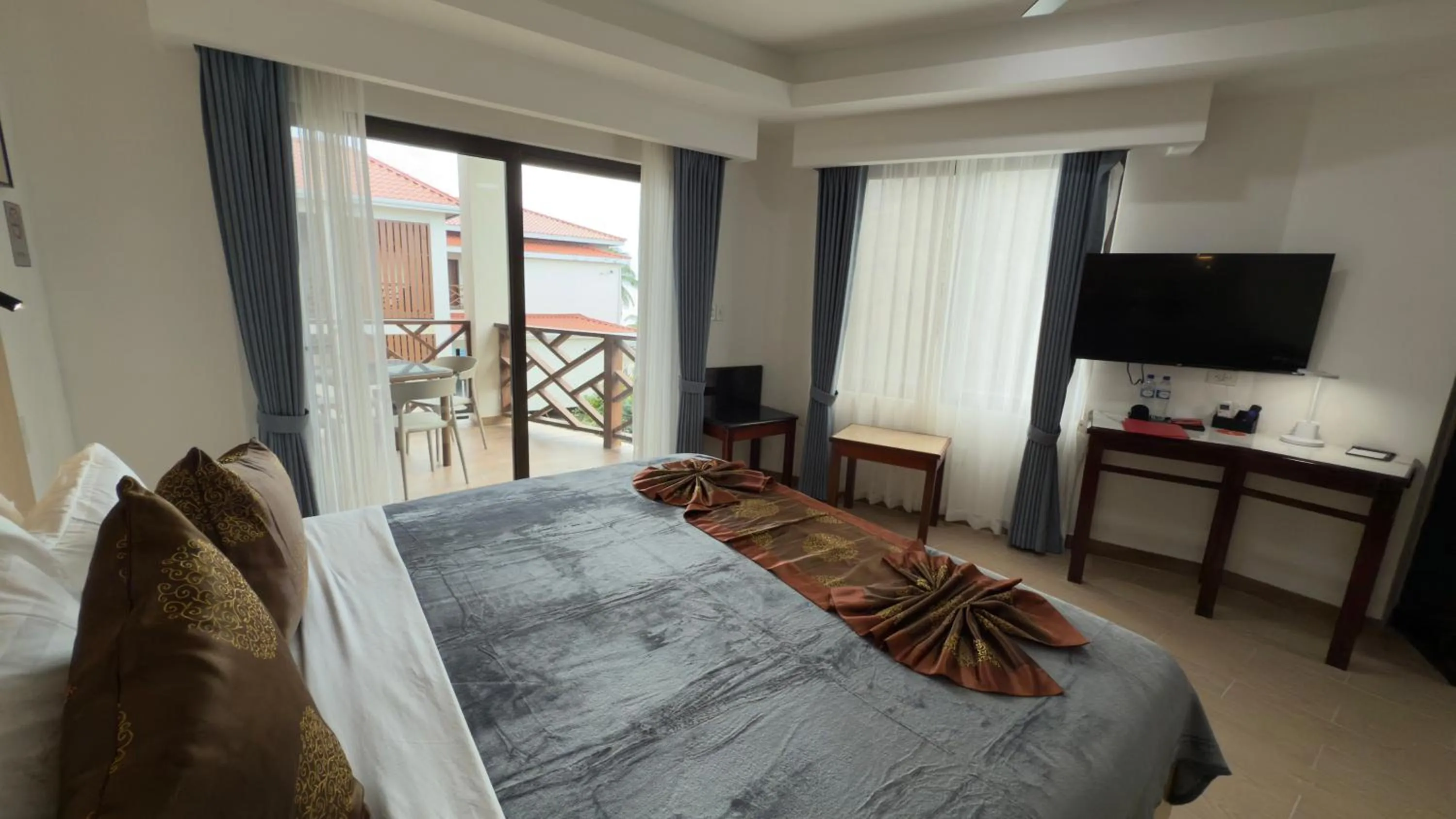 Photo of the whole room, Bed in Captain Morgan's Retreat