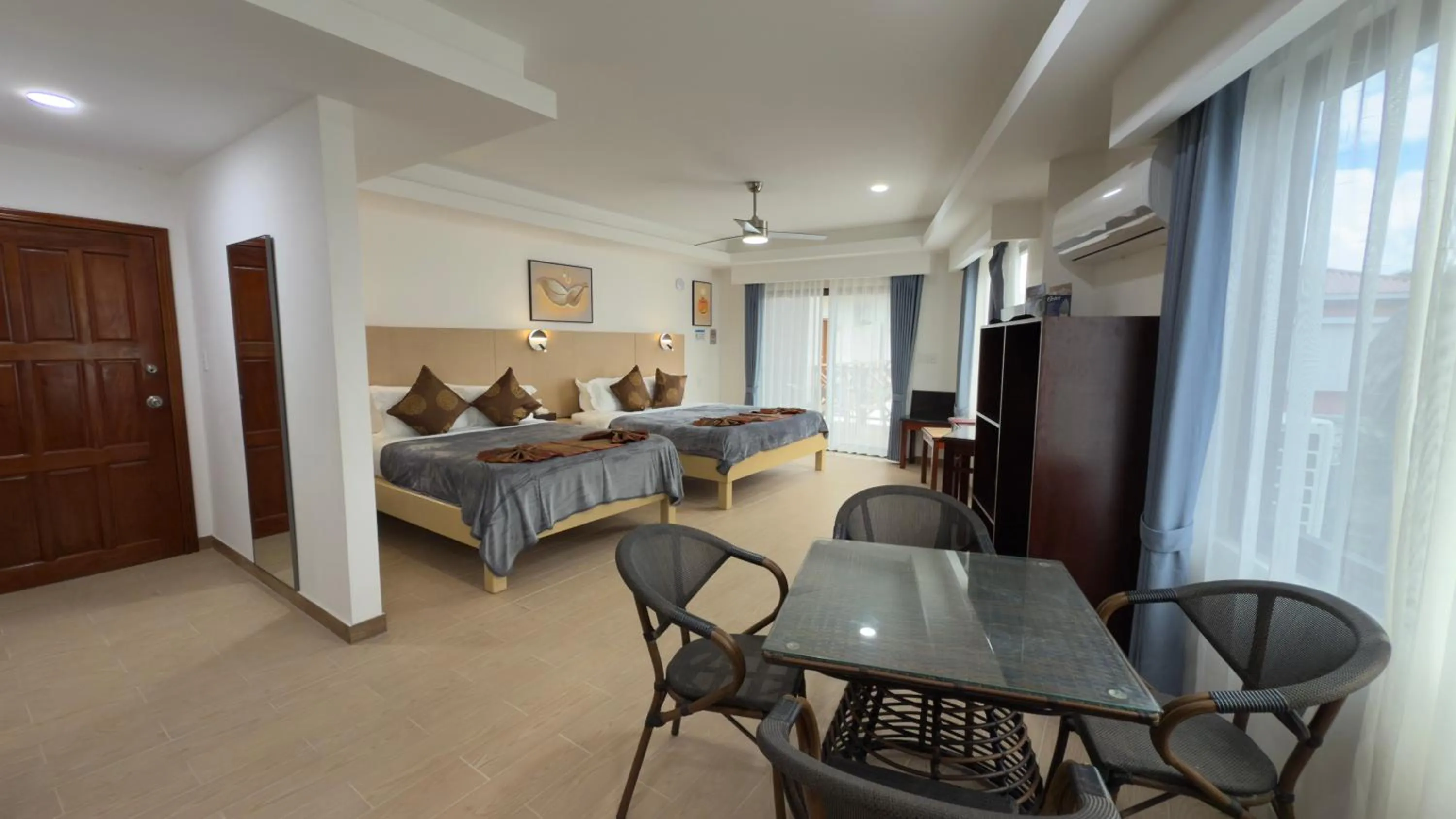 Dining area, Bed in Captain Morgan's Retreat