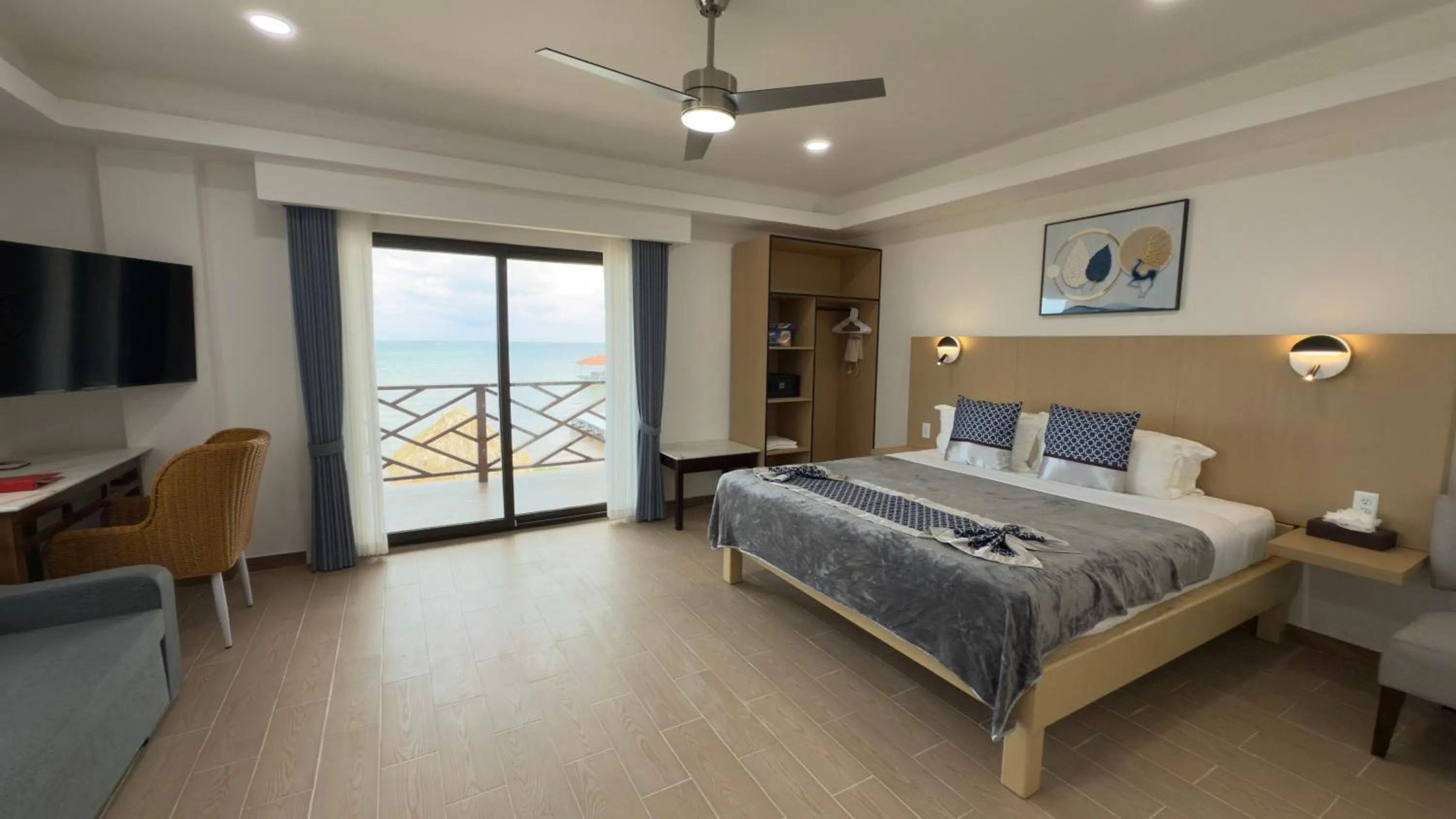 Photo of the whole room, Bed in Captain Morgan's Retreat