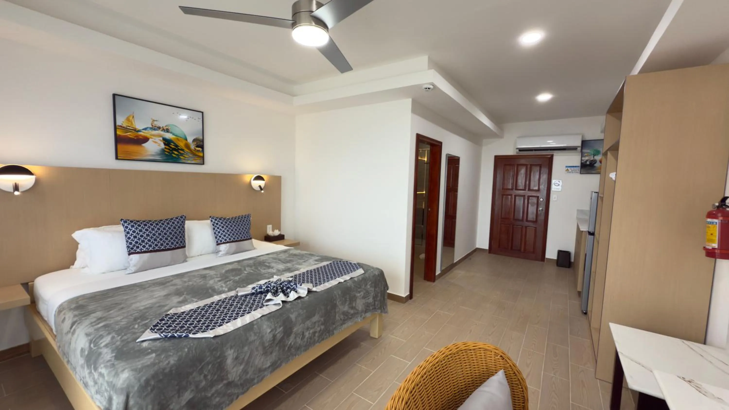 Photo of the whole room, Bed in Captain Morgan's Retreat