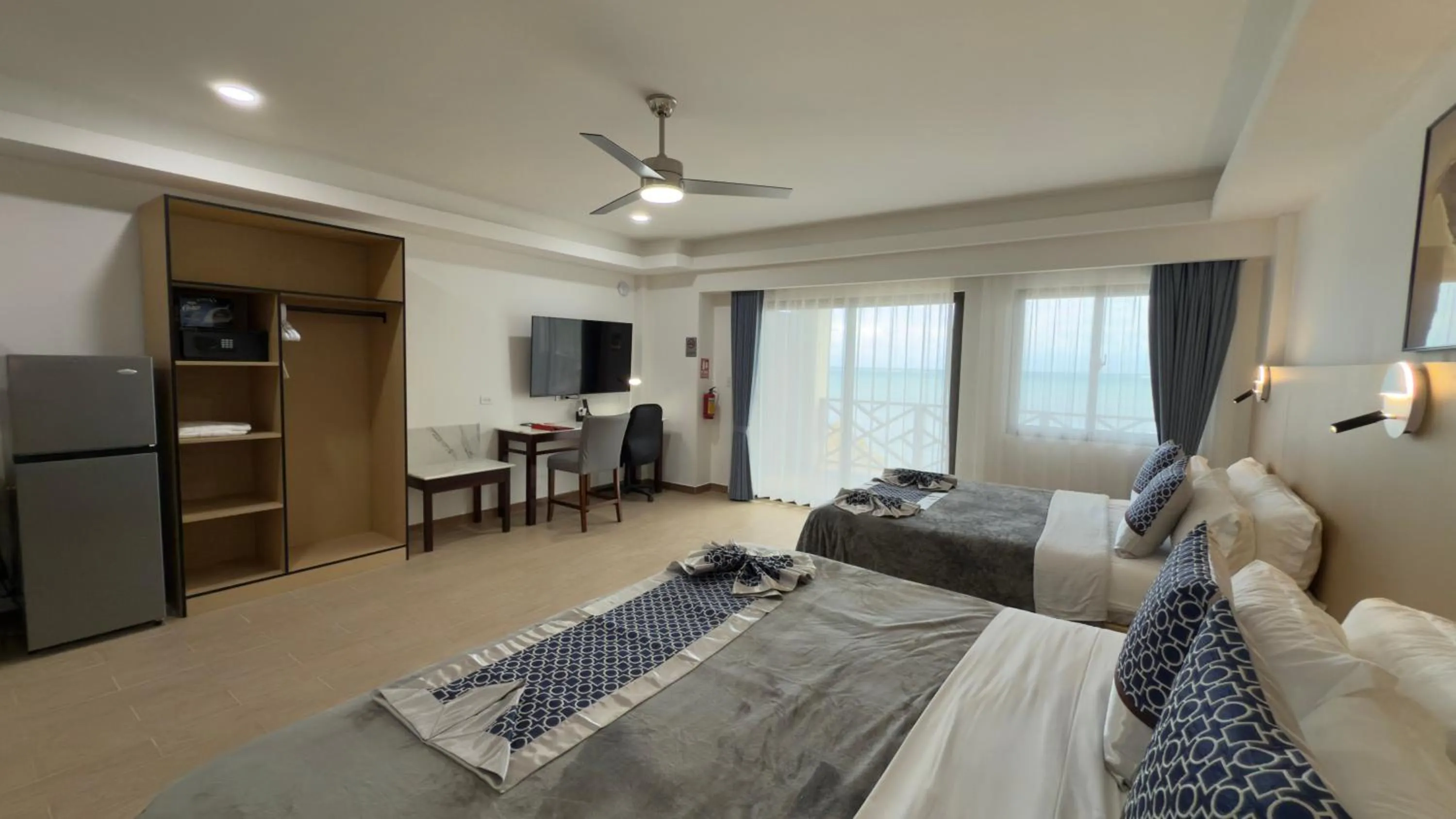 Photo of the whole room, Bed in Captain Morgan's Retreat