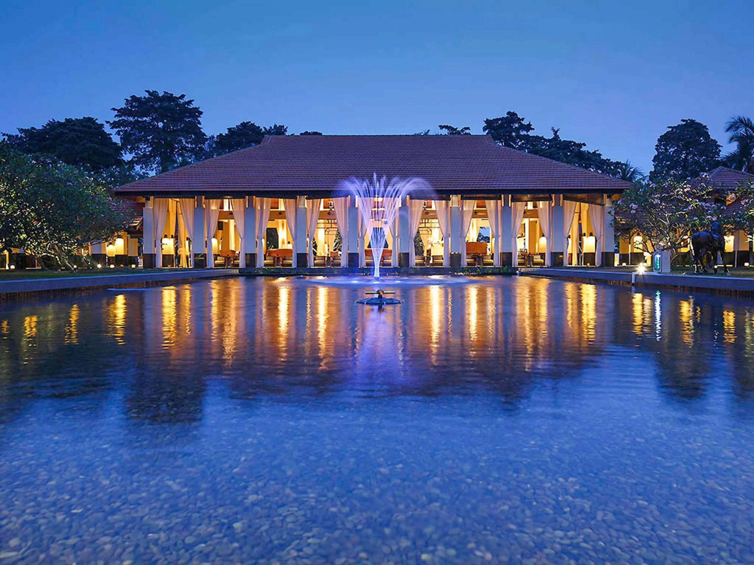 Lounge or bar in Sofitel Singapore Sentosa