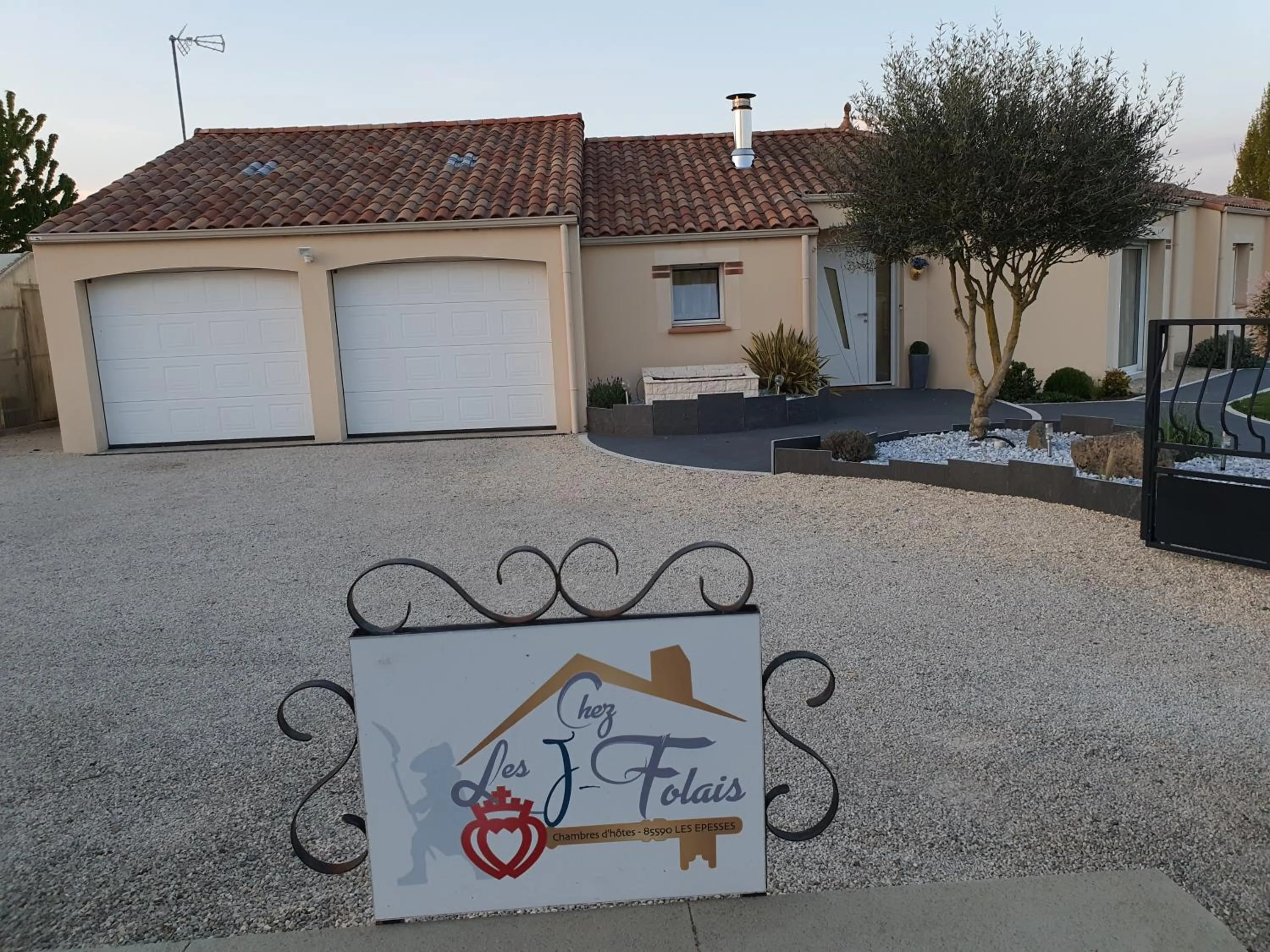 Parking in Chez les J-FOLAIS - 3 kms Puy duFou - Les Epesses