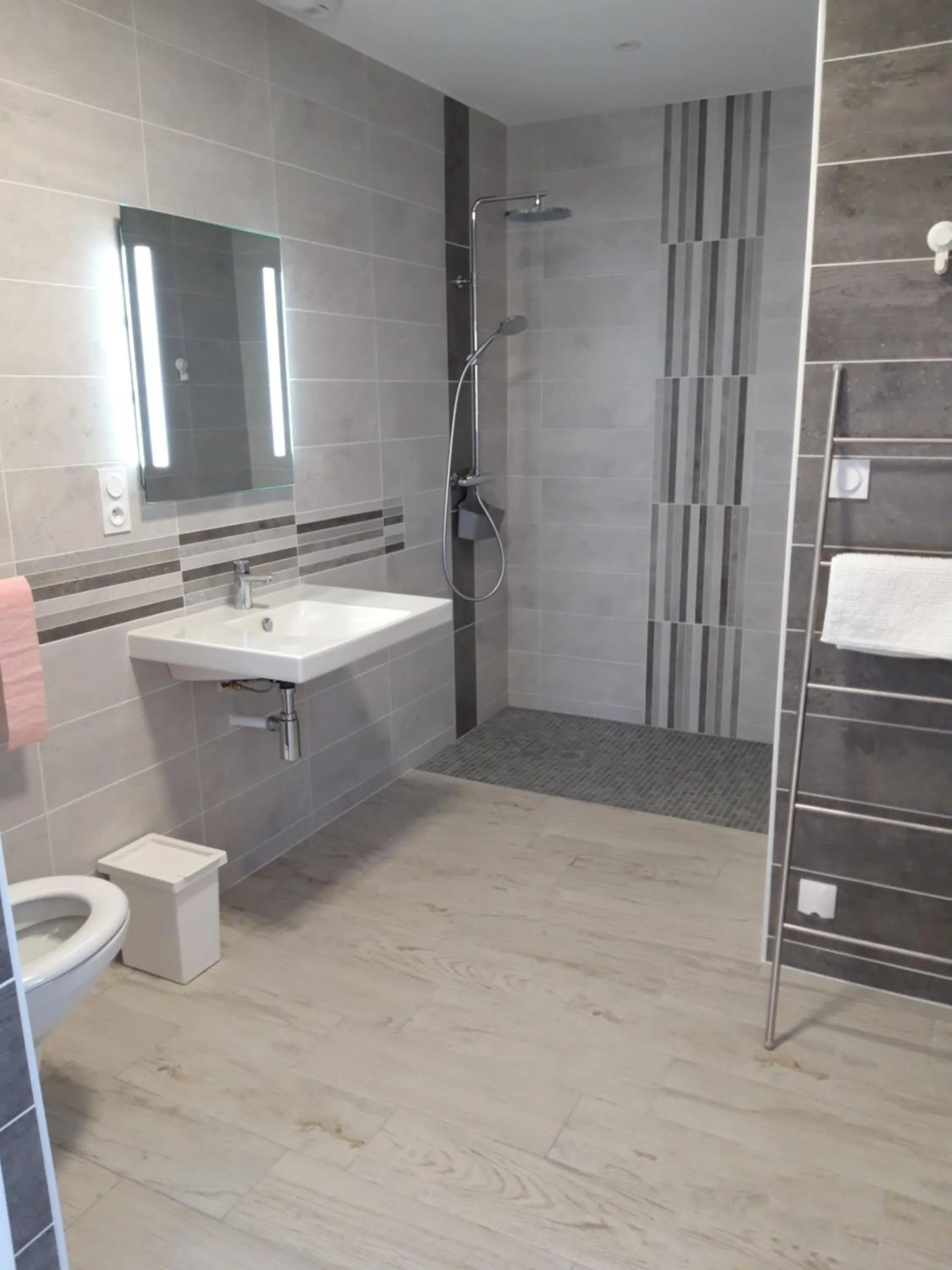 Bathroom in Chez les J-FOLAIS - 3 kms Puy duFou - Les Epesses