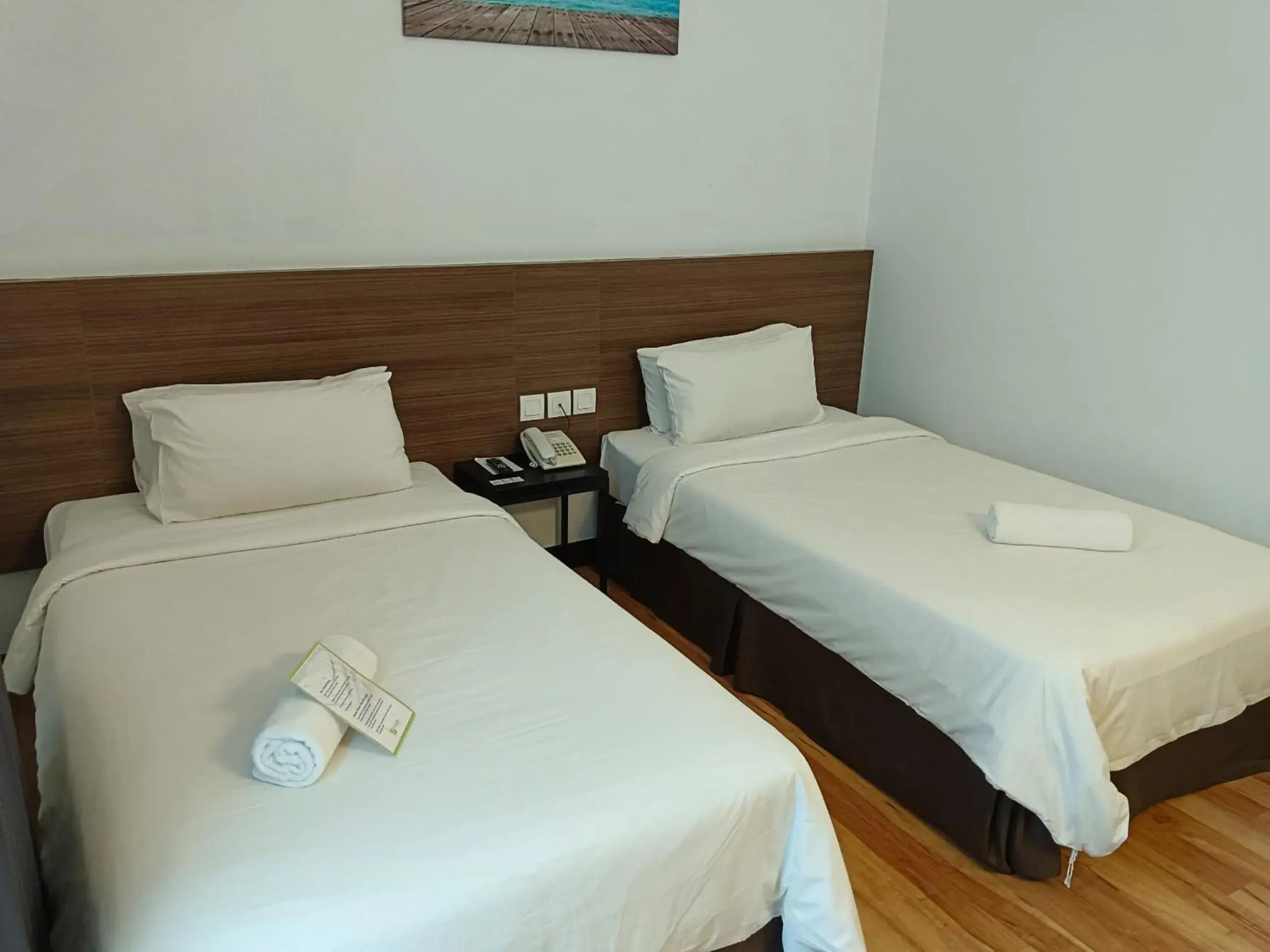 Photo of the whole room, Bed in Fuller Hotel Photo of the whole room, Bed in Fuller Hotel