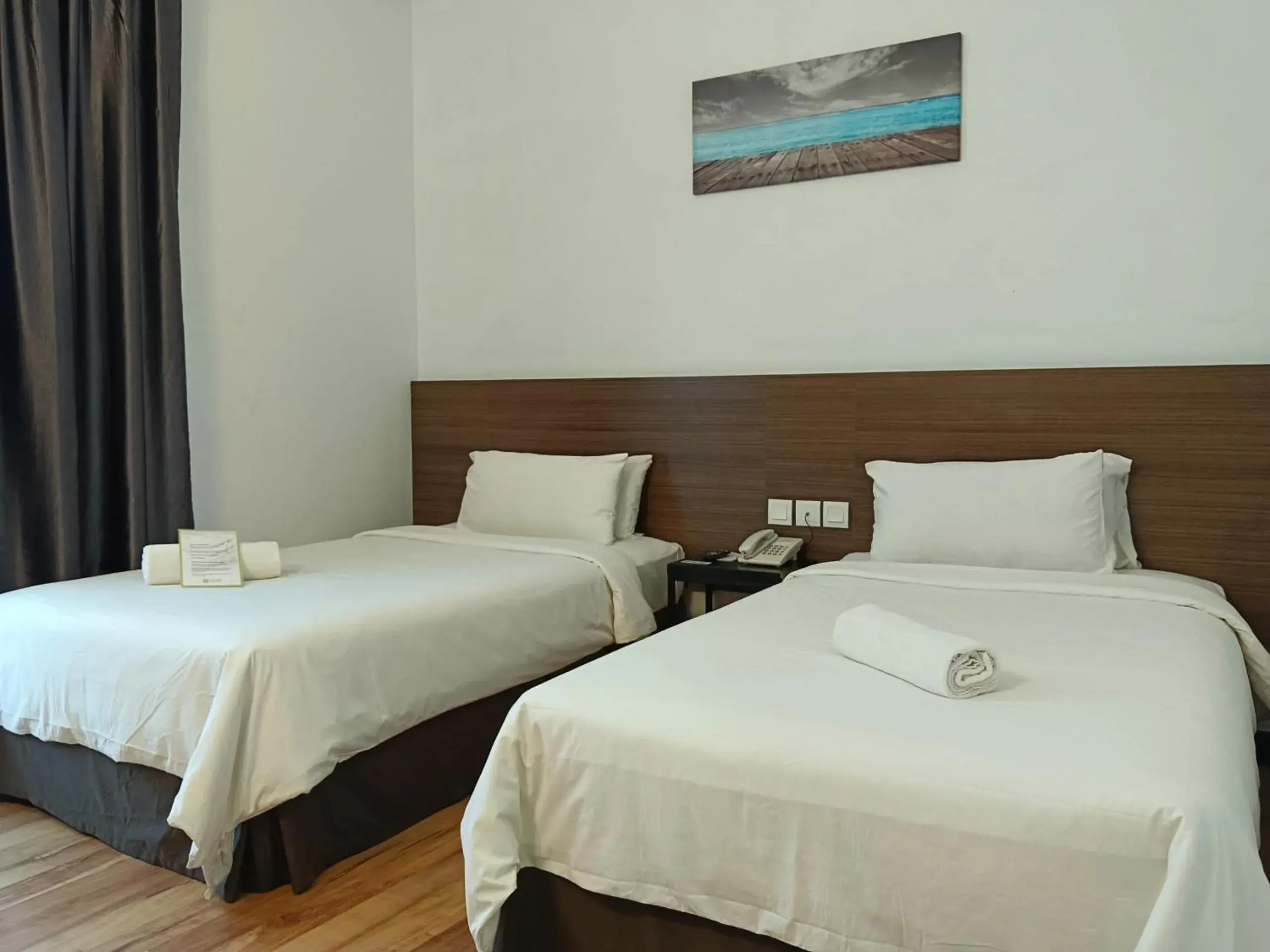 Photo of the whole room, Bed in Fuller Hotel Photo of the whole room, Bed in Fuller Hotel