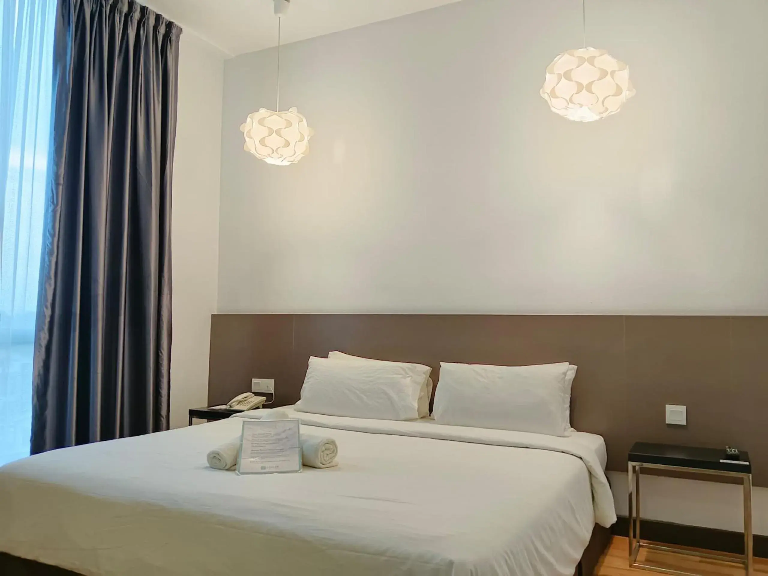 Photo of the whole room, Bed in Fuller Hotel Photo of the whole room, Bed in Fuller Hotel