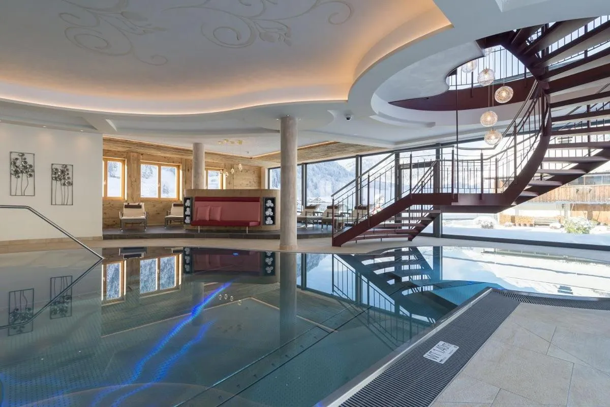 Swimming pool in Das Schiff in den Bergen