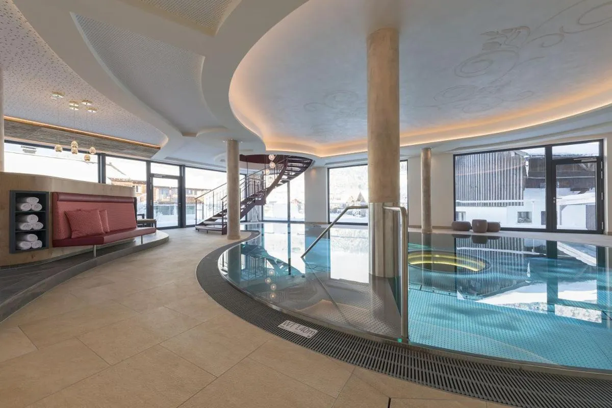 Swimming pool in Das Schiff in den Bergen