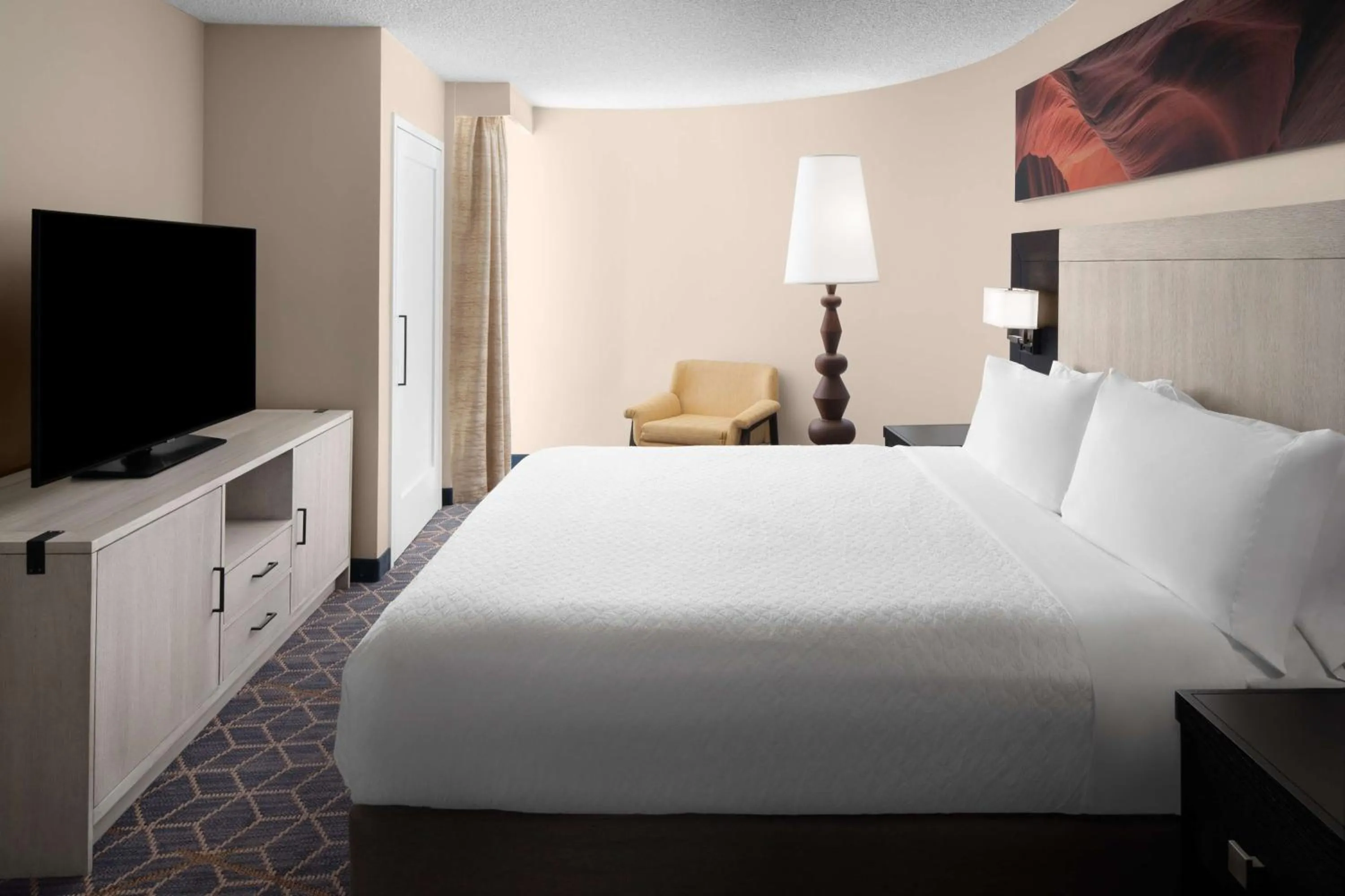 Bed in Embassy Suites by Hilton Phoenix Biltmore