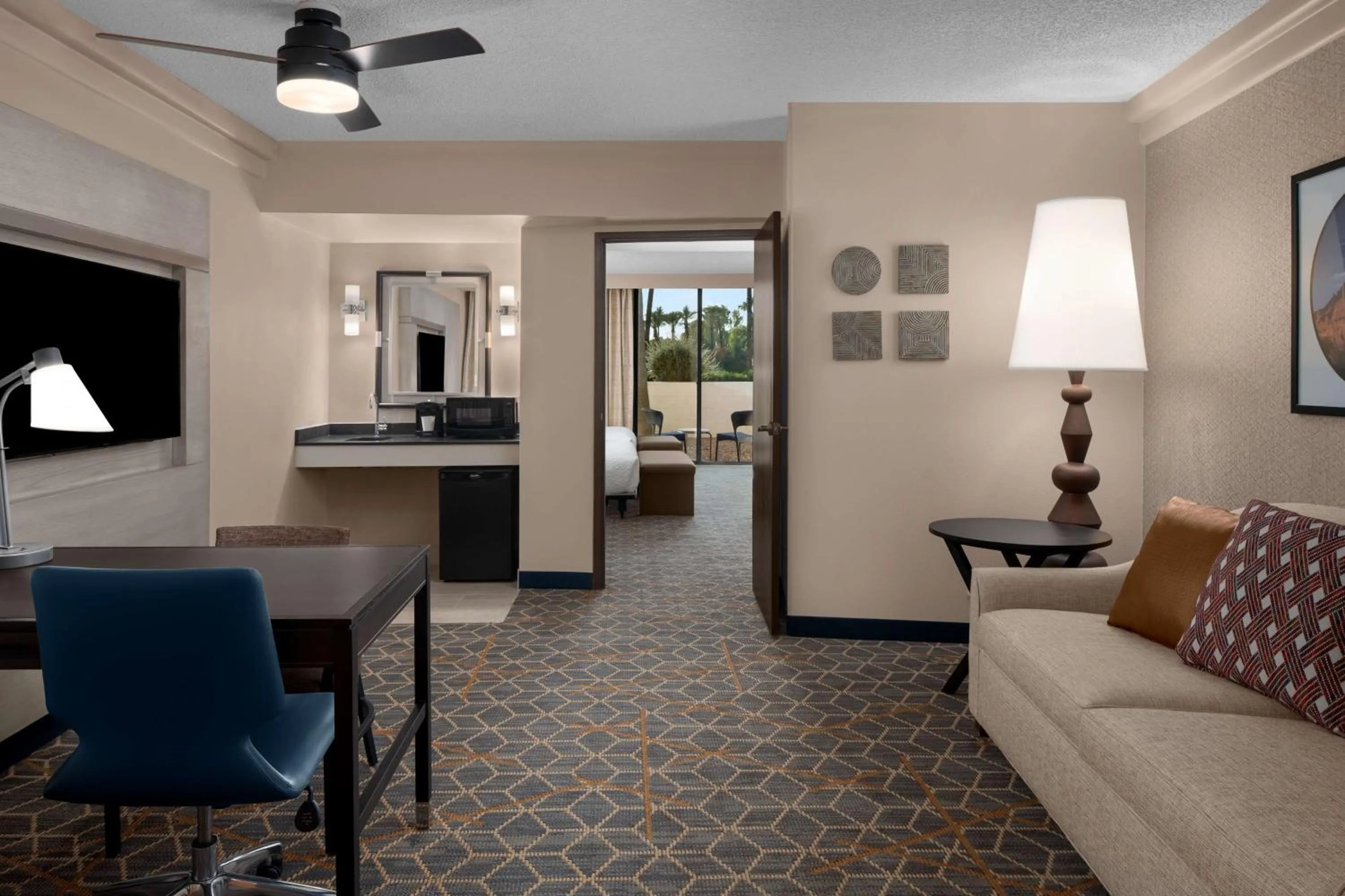 Living room in Embassy Suites by Hilton Phoenix Biltmore