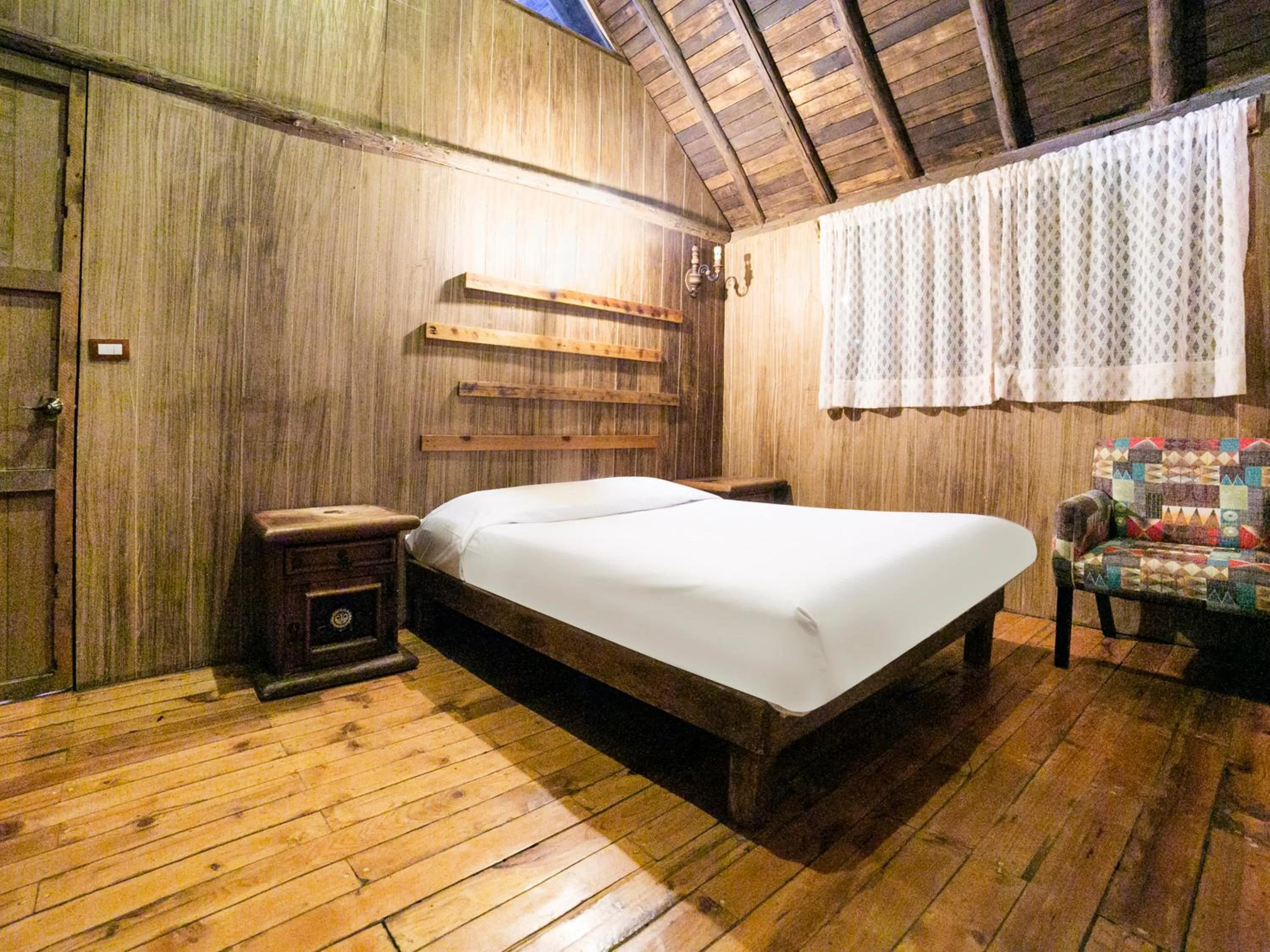 Photo of the whole room, Bed in La Cabaña Del Tata