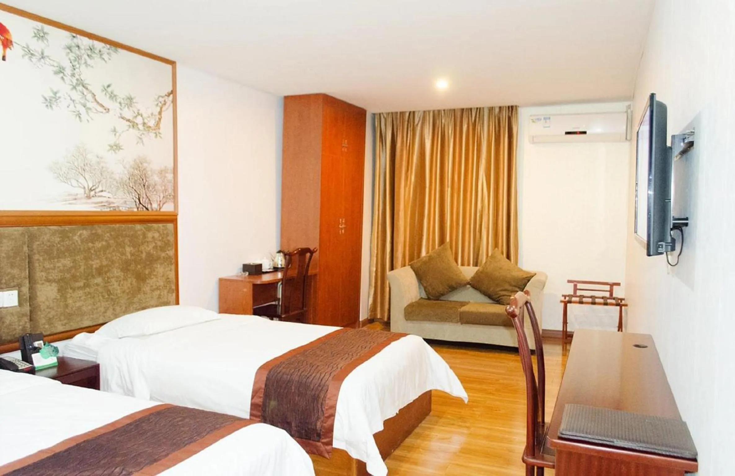 Photo of the whole room, Bed in Guangzhou JinTang Hotel