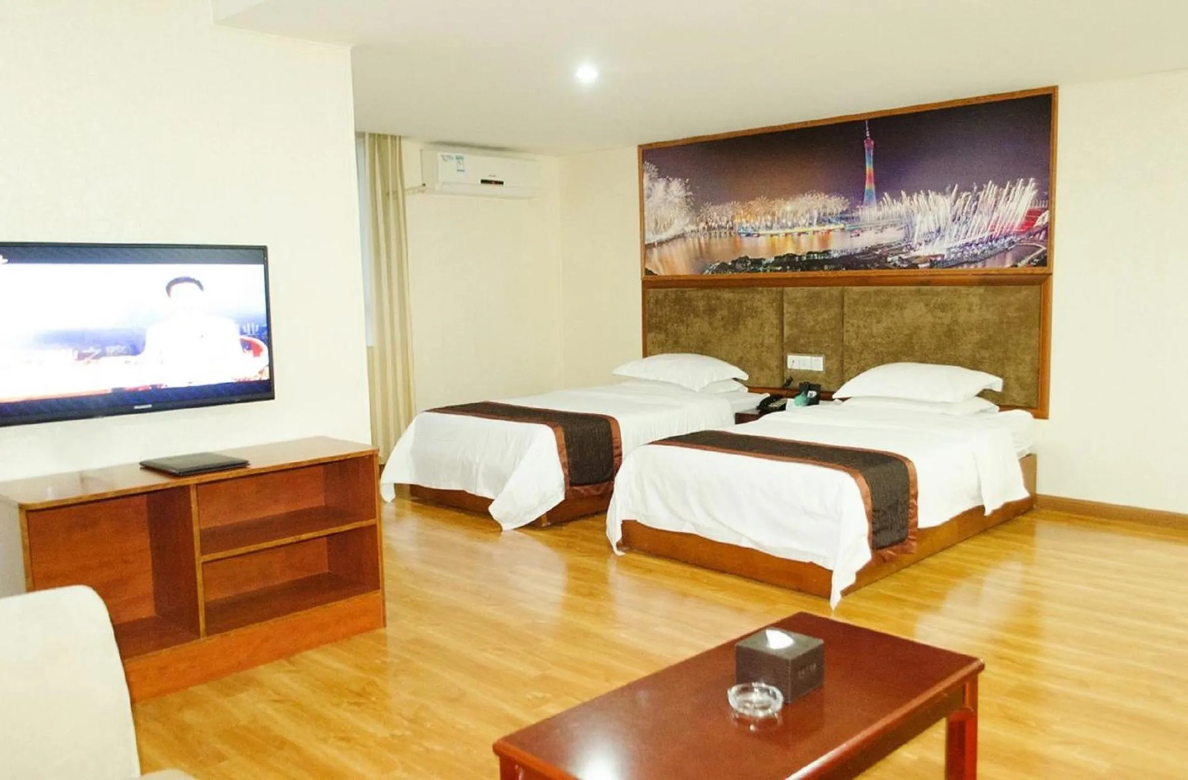 Photo of the whole room, Bed in Guangzhou JinTang Hotel