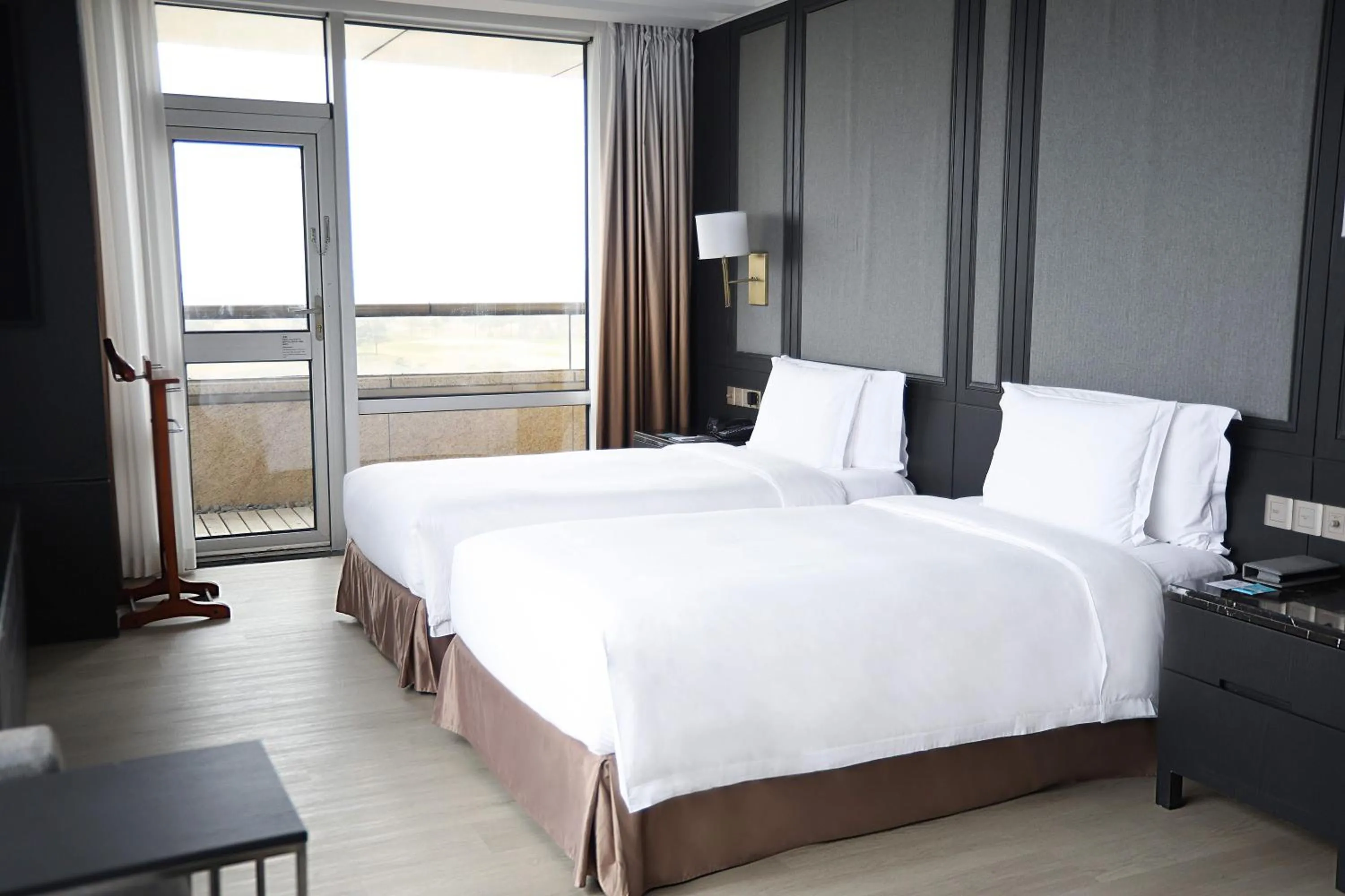 Photo of the whole room, Bed in Crowne Plaza Shanghai Anting, an IHG Hotel
