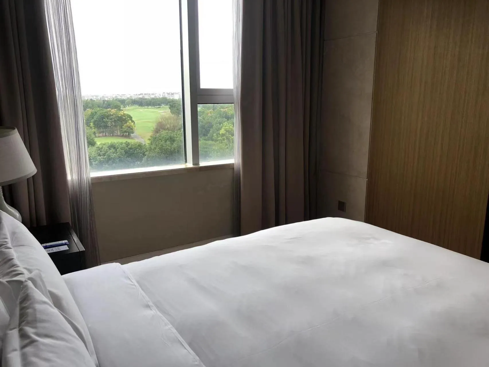 Bedroom, Bed in Crowne Plaza Shanghai Anting, an IHG Hotel