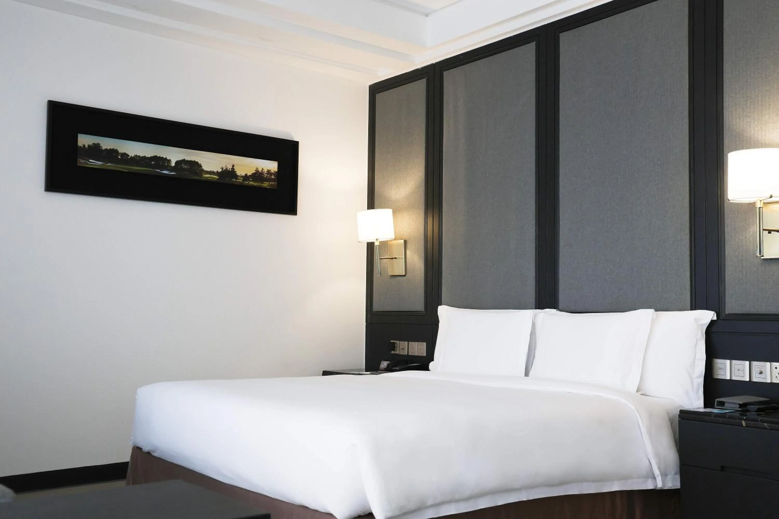 Bed in Crowne Plaza Shanghai Anting, an IHG Hotel