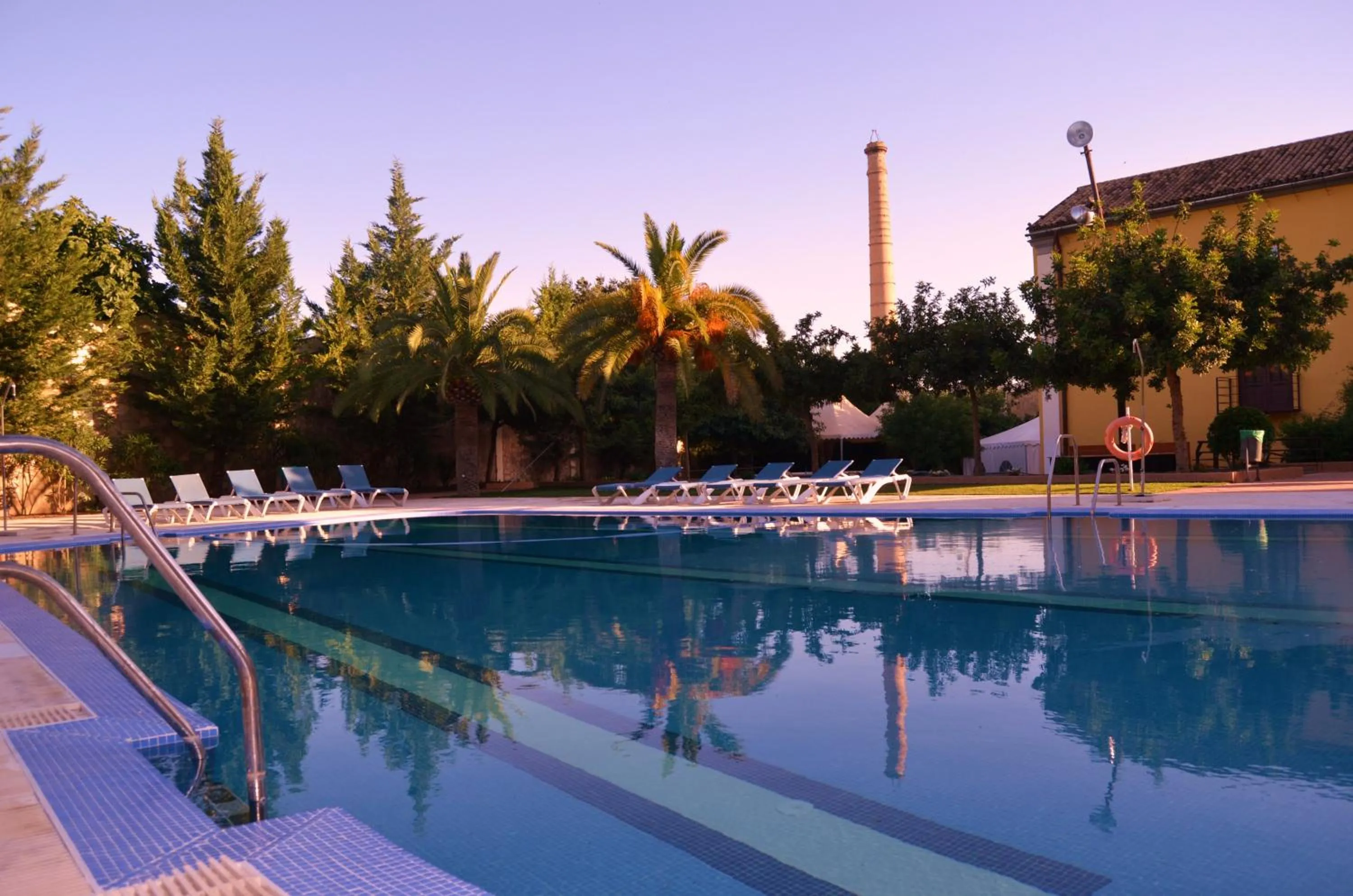 Swimming pool in Hotel El Carmen