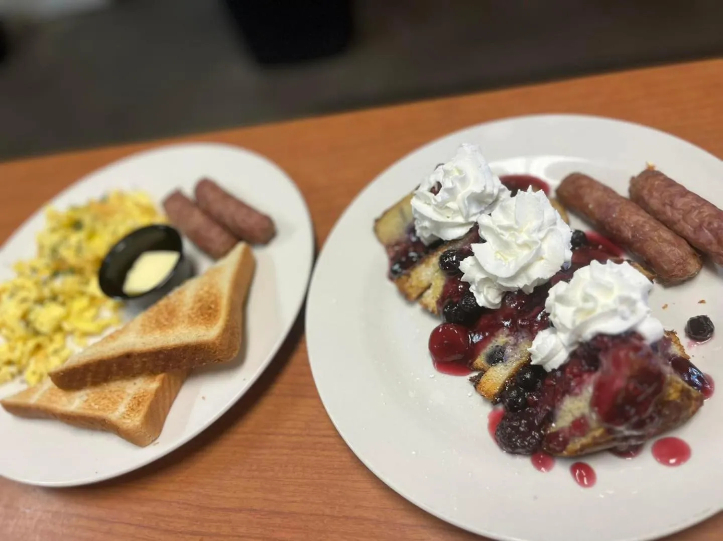 Food and drinks in Deer Creek Winery at Watson Estate