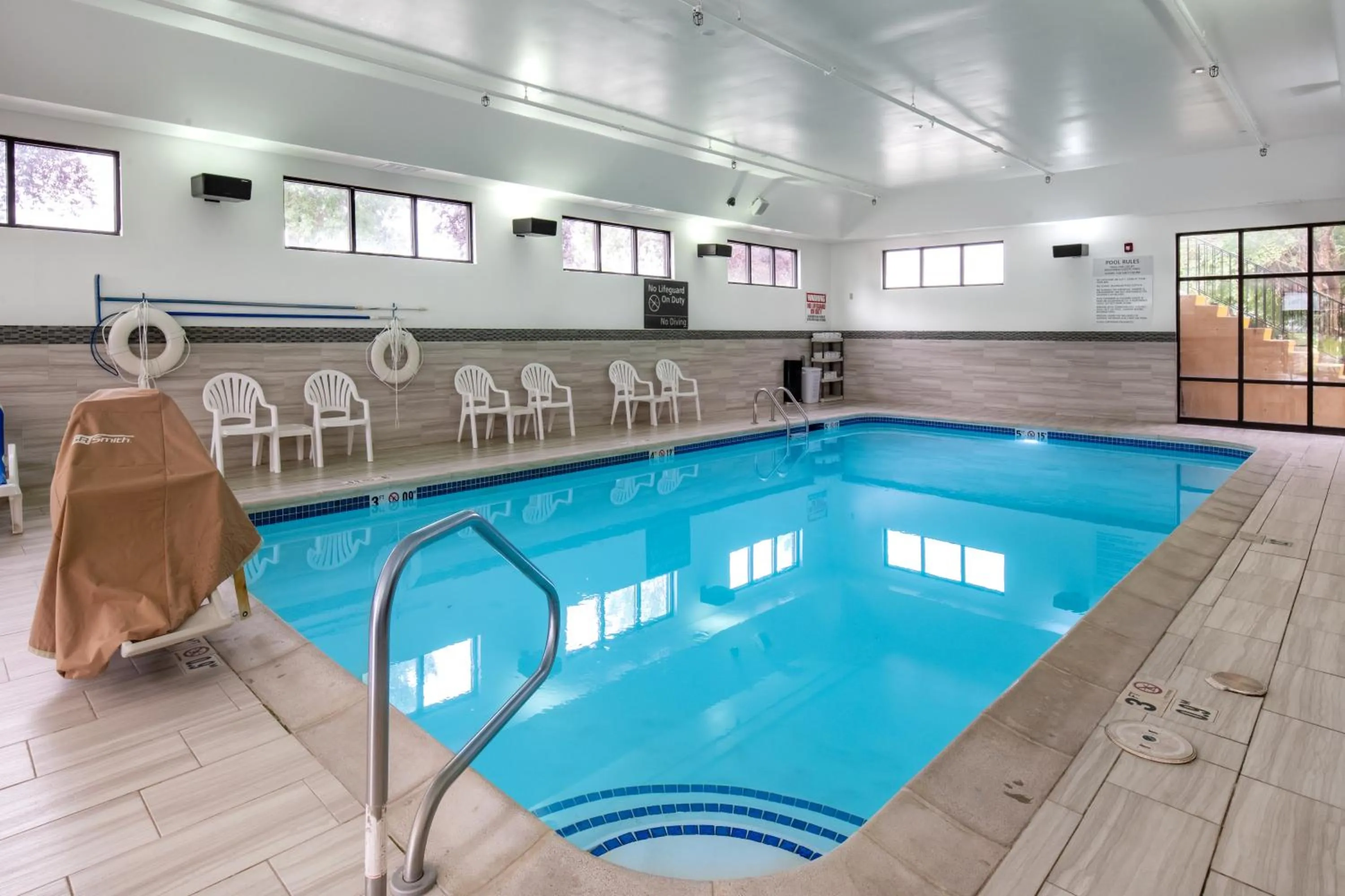 Swimming pool in Newly Renovated Hampton Inn Omaha West Lakeside