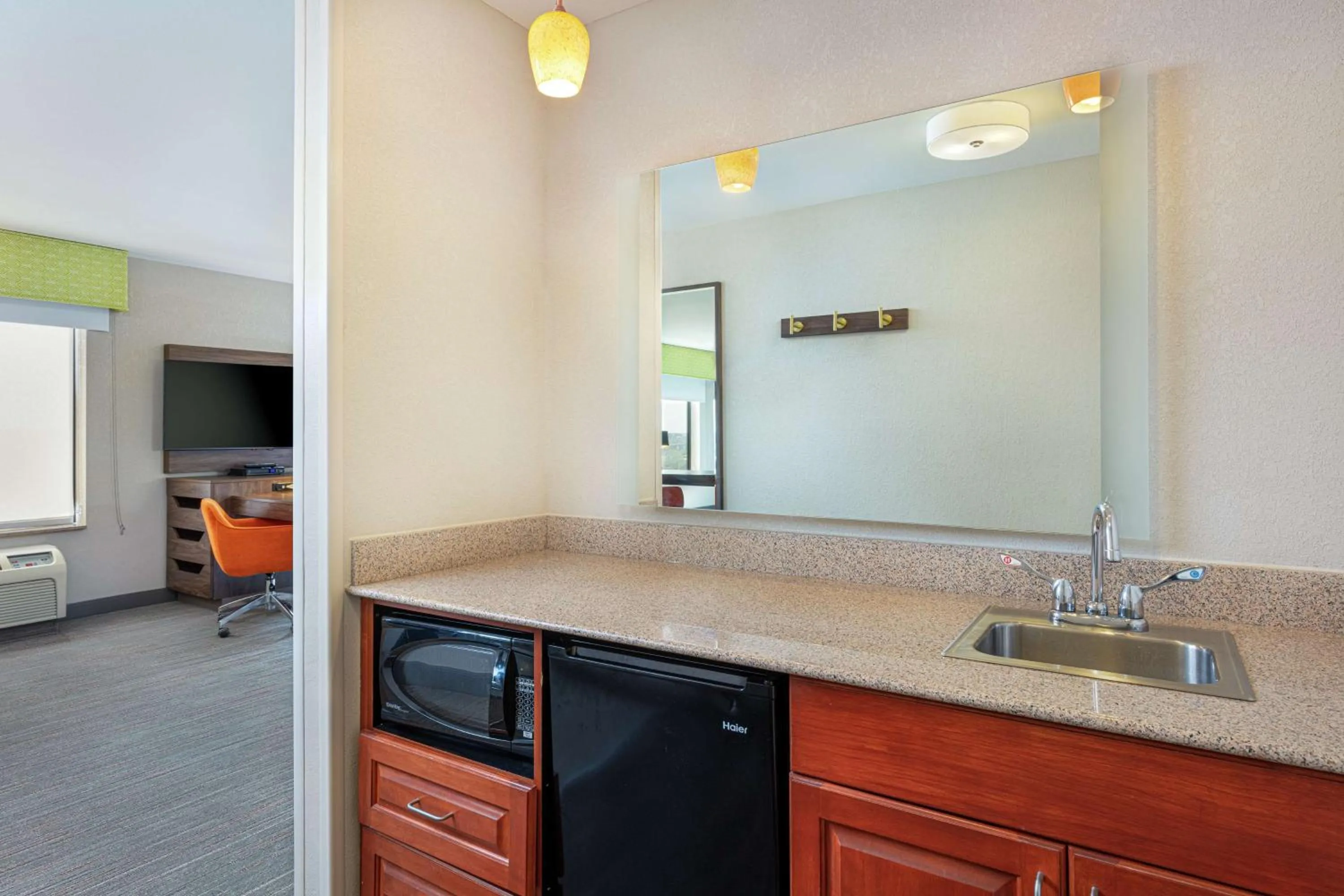 Kitchen or kitchenette in Newly Renovated Hampton Inn Omaha West Lakeside