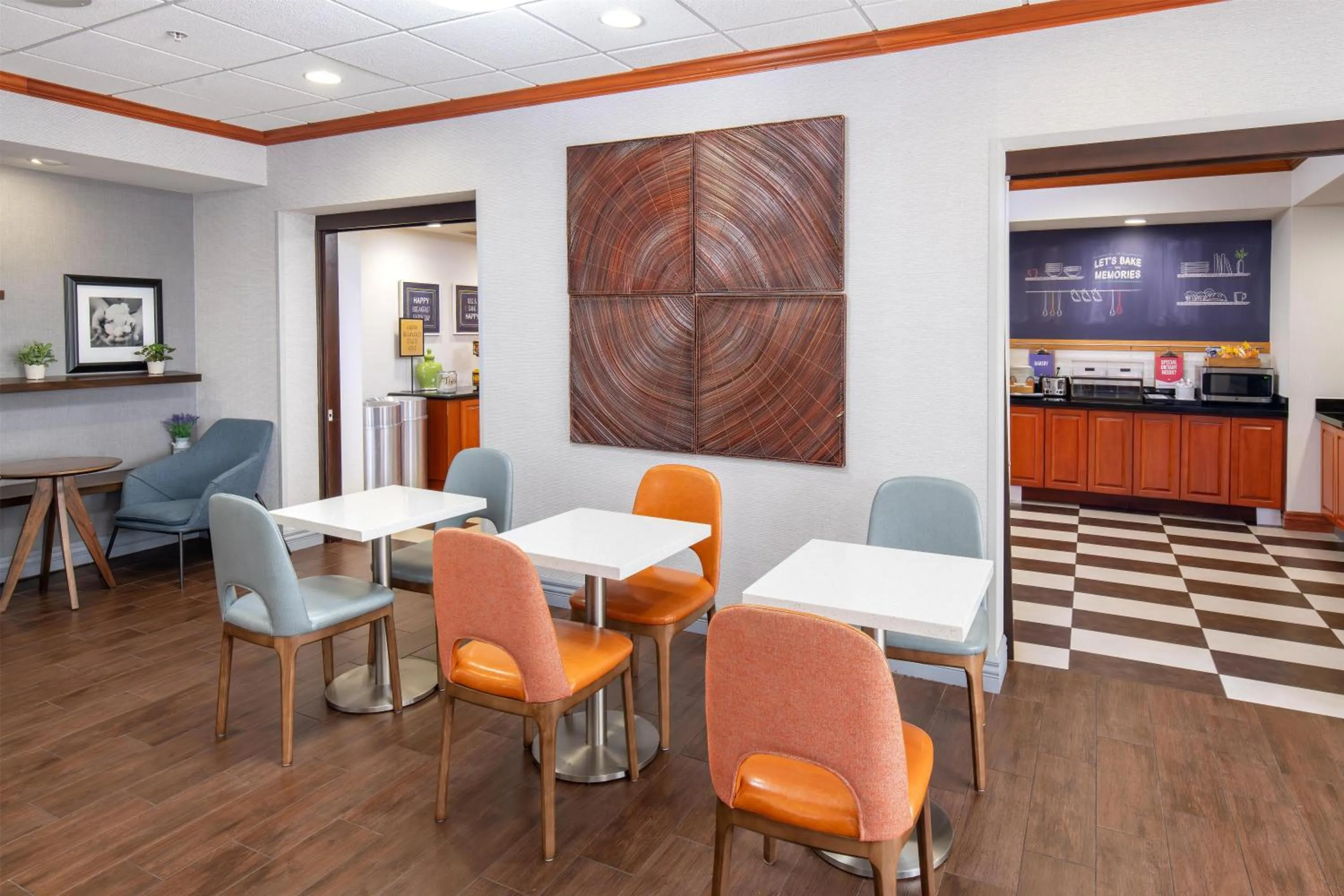 Breakfast in Newly Renovated Hampton Inn Omaha West Lakeside