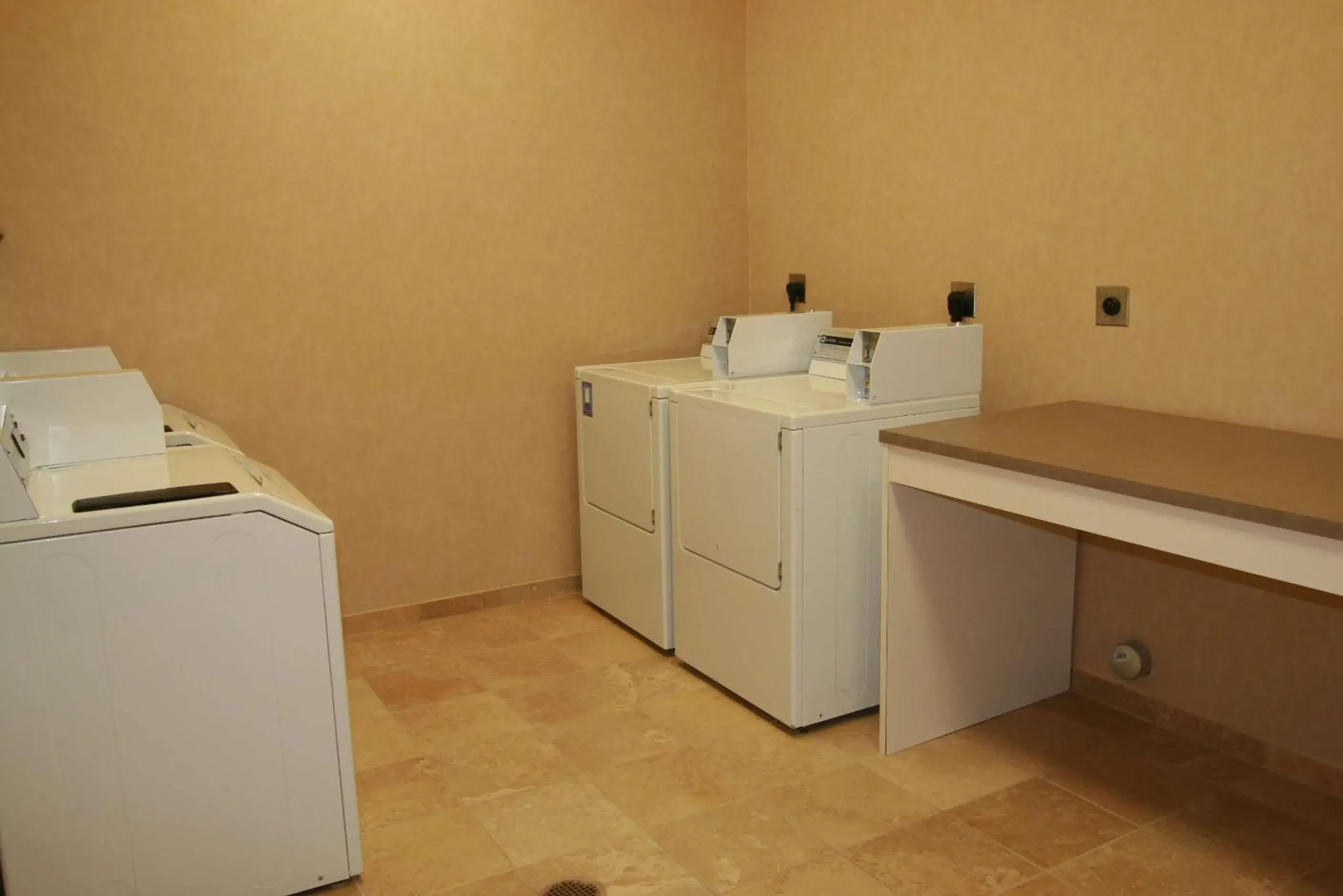 Property building in Newly Renovated Hampton Inn Omaha West Lakeside Property building in Newly Renovated Hampton Inn Omaha West Lakeside