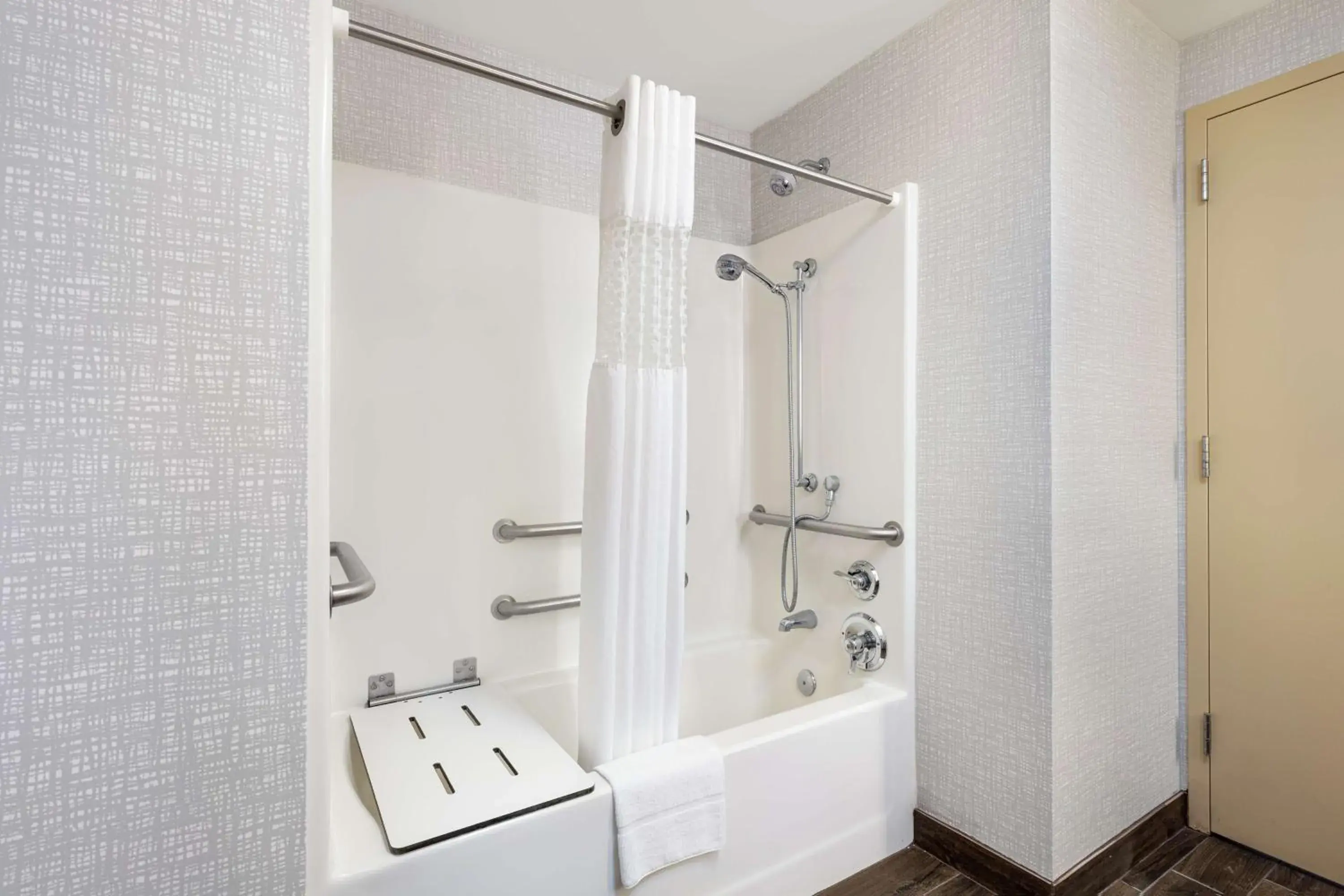 King Room with Accessible Tub - Mobility and Hearing Access/Non-Smoking in Newly Renovated Hampton Inn Omaha West Lakeside King Room with Accessible Tub - Mobility and Hearing Access/Non-Smoking in Newly Renovated Hampton Inn Omaha West Lakeside