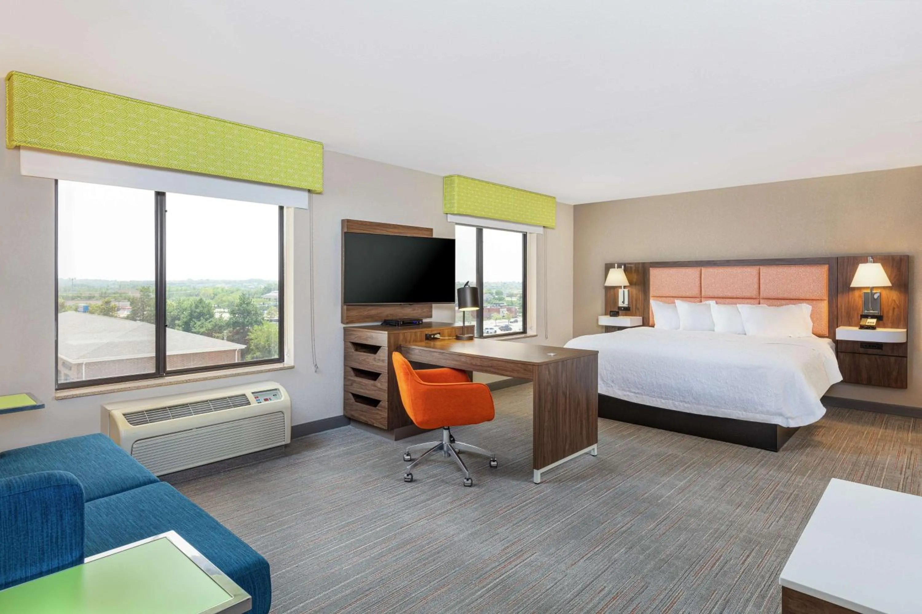 Bedroom, Bed in Newly Renovated Hampton Inn Omaha West Lakeside