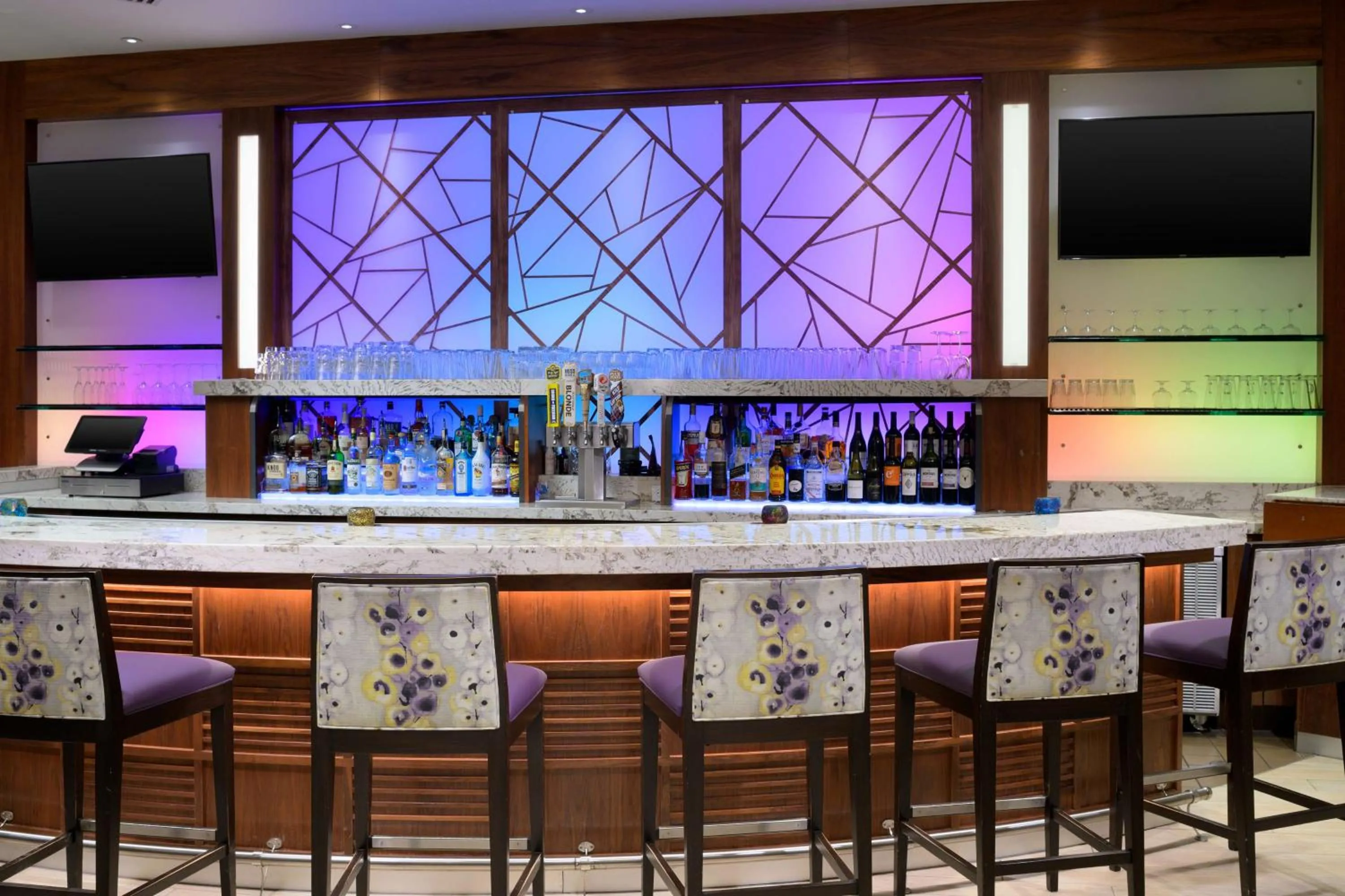 Lounge or bar in DoubleTree Suites by Hilton Phoenix