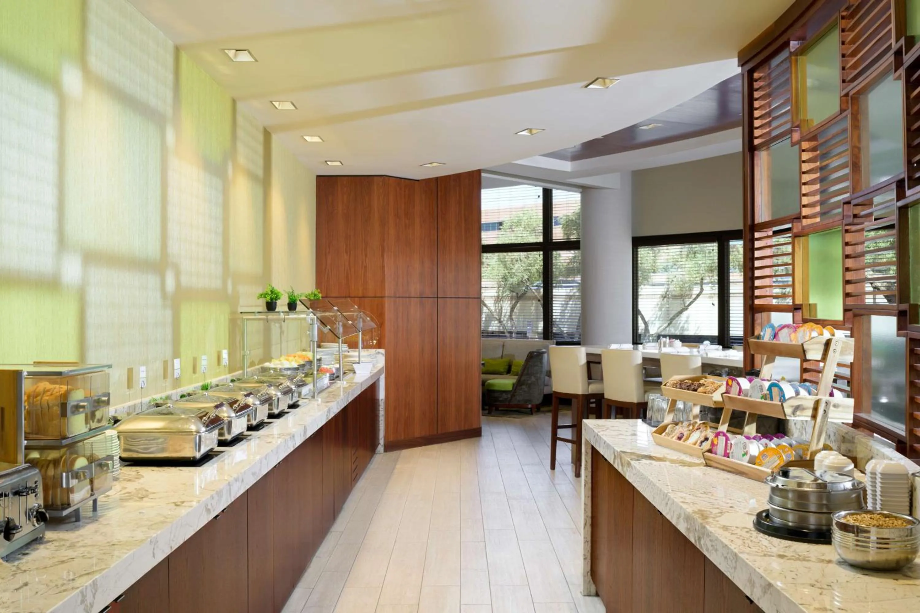 Restaurant/places to eat in DoubleTree Suites by Hilton Phoenix