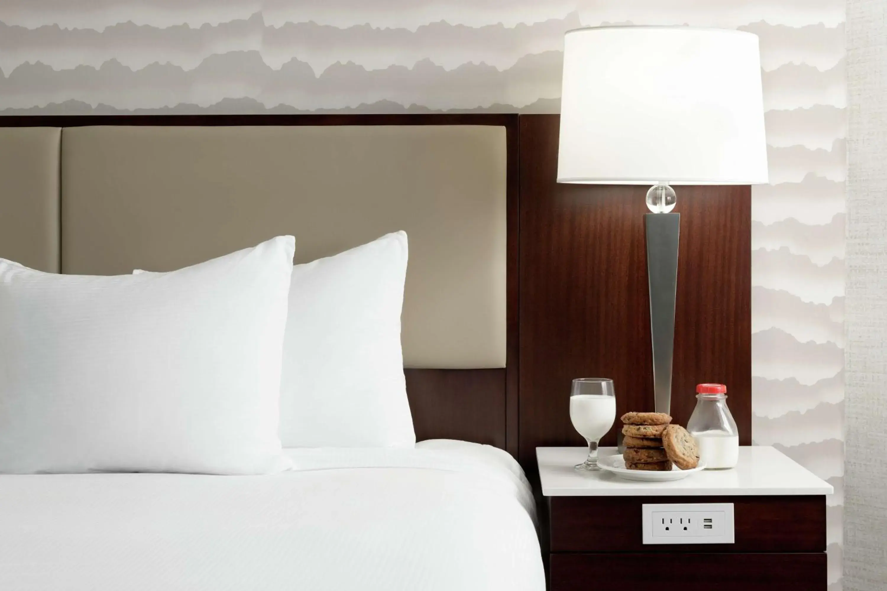 Bed in DoubleTree Suites by Hilton Phoenix Bed in DoubleTree Suites by Hilton Phoenix