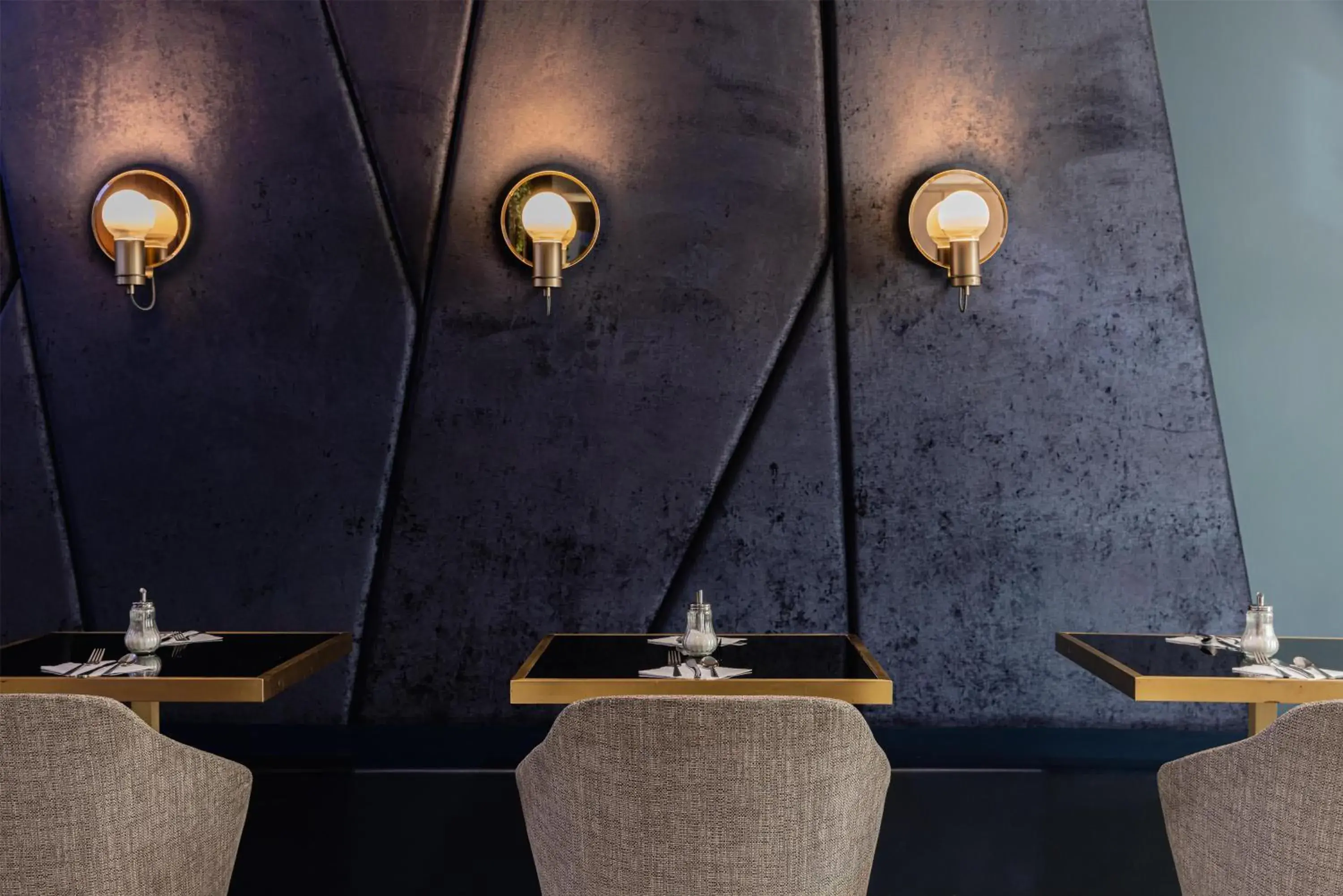 Lounge or bar in Best Western Plus Comedie Saint Roch Lounge or bar in Best Western Plus Comedie Saint Roch