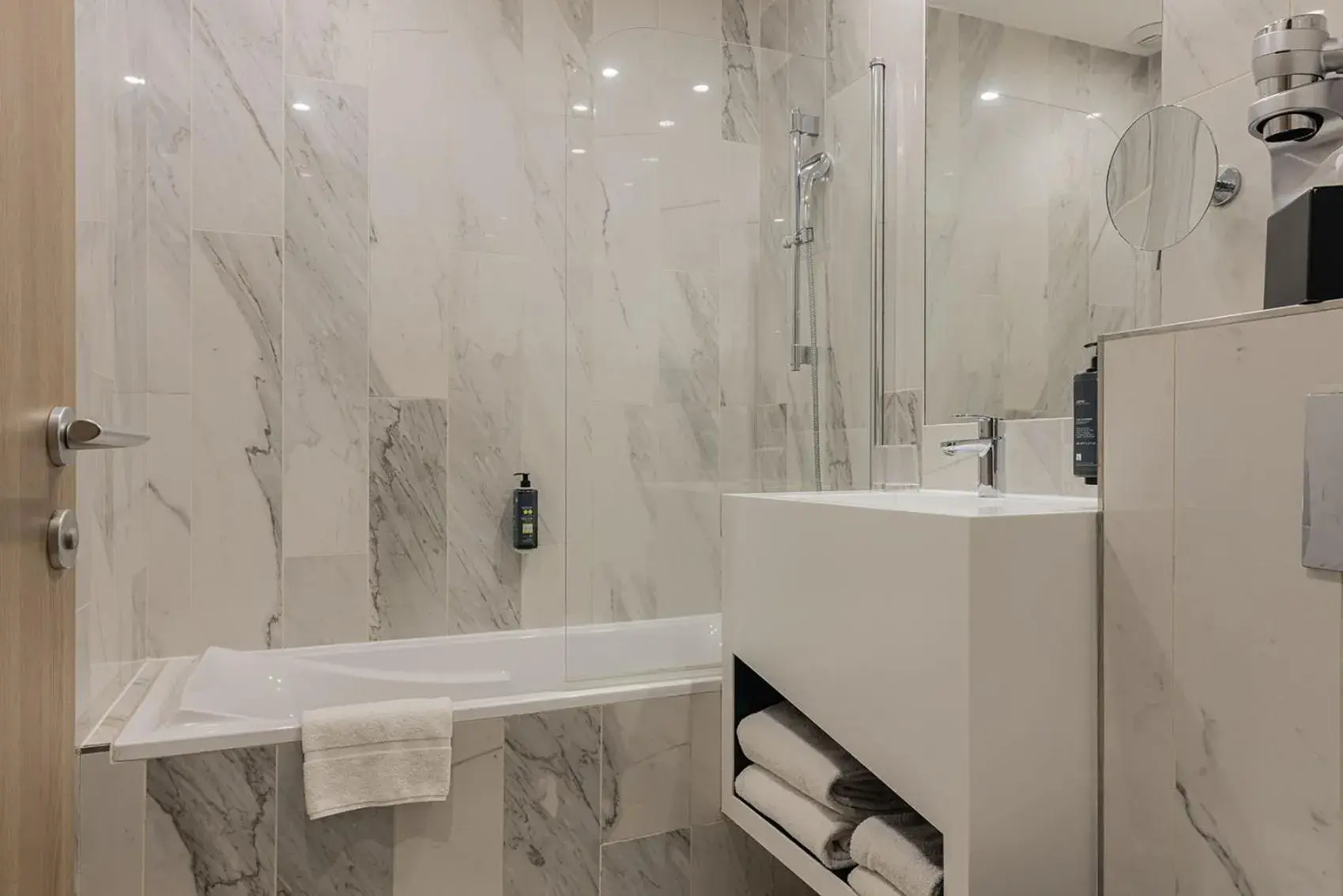 Classic Twin Room in Best Western Plus Comedie Saint Roch Classic Twin Room in Best Western Plus Comedie Saint Roch