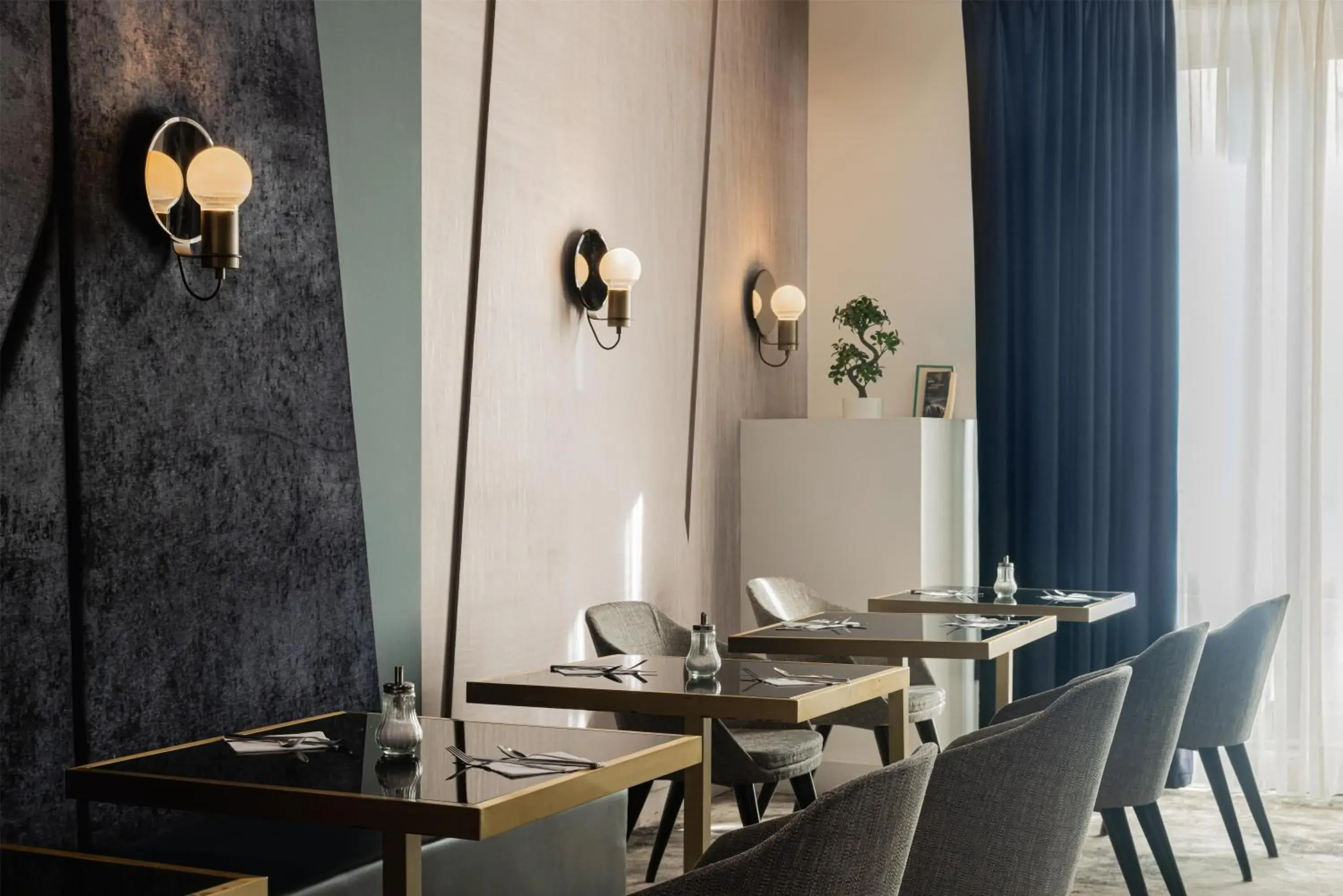 Lounge or bar in Best Western Plus Comedie Saint Roch Lounge or bar in Best Western Plus Comedie Saint Roch