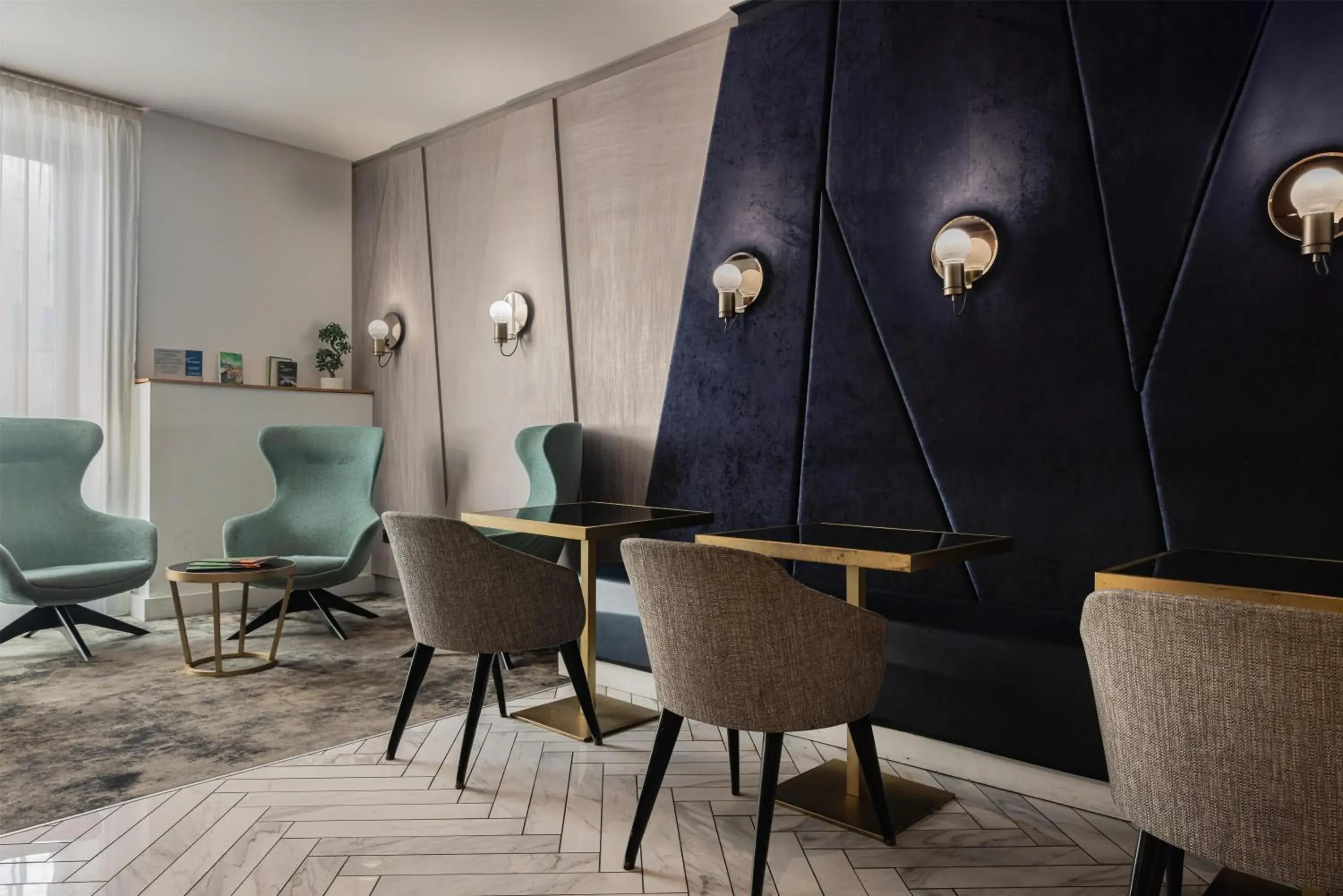 Lounge or bar in Best Western Plus Comedie Saint Roch Lounge or bar in Best Western Plus Comedie Saint Roch